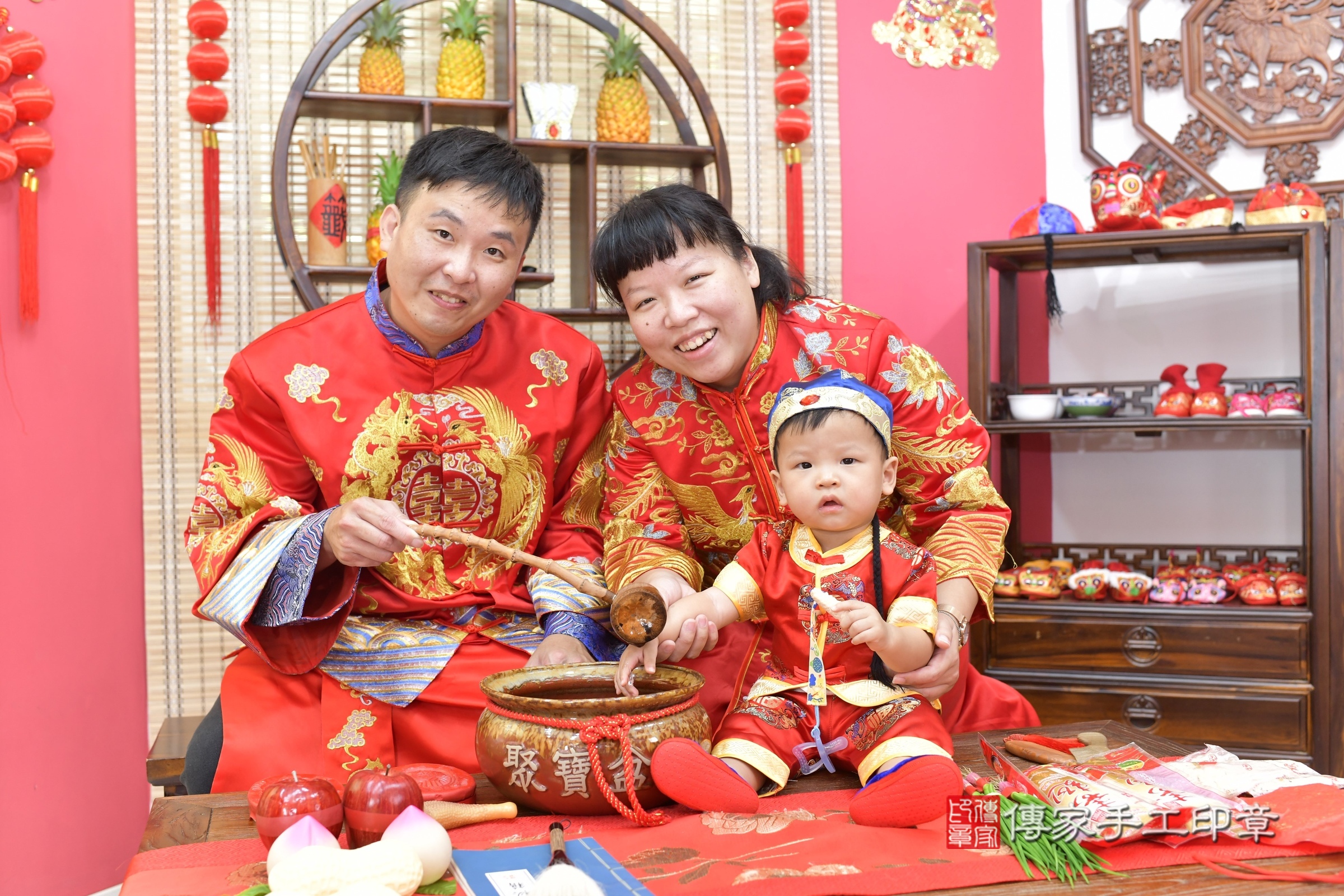 新竹市香山區小宥寶寶抓周推薦：傳家新竹店抓周度脺中國風會場，嬰兒古禮抓周流程儀式吉祥話、抓周道具物品24種、拍照。抓周證書。2025.8.17，照片11