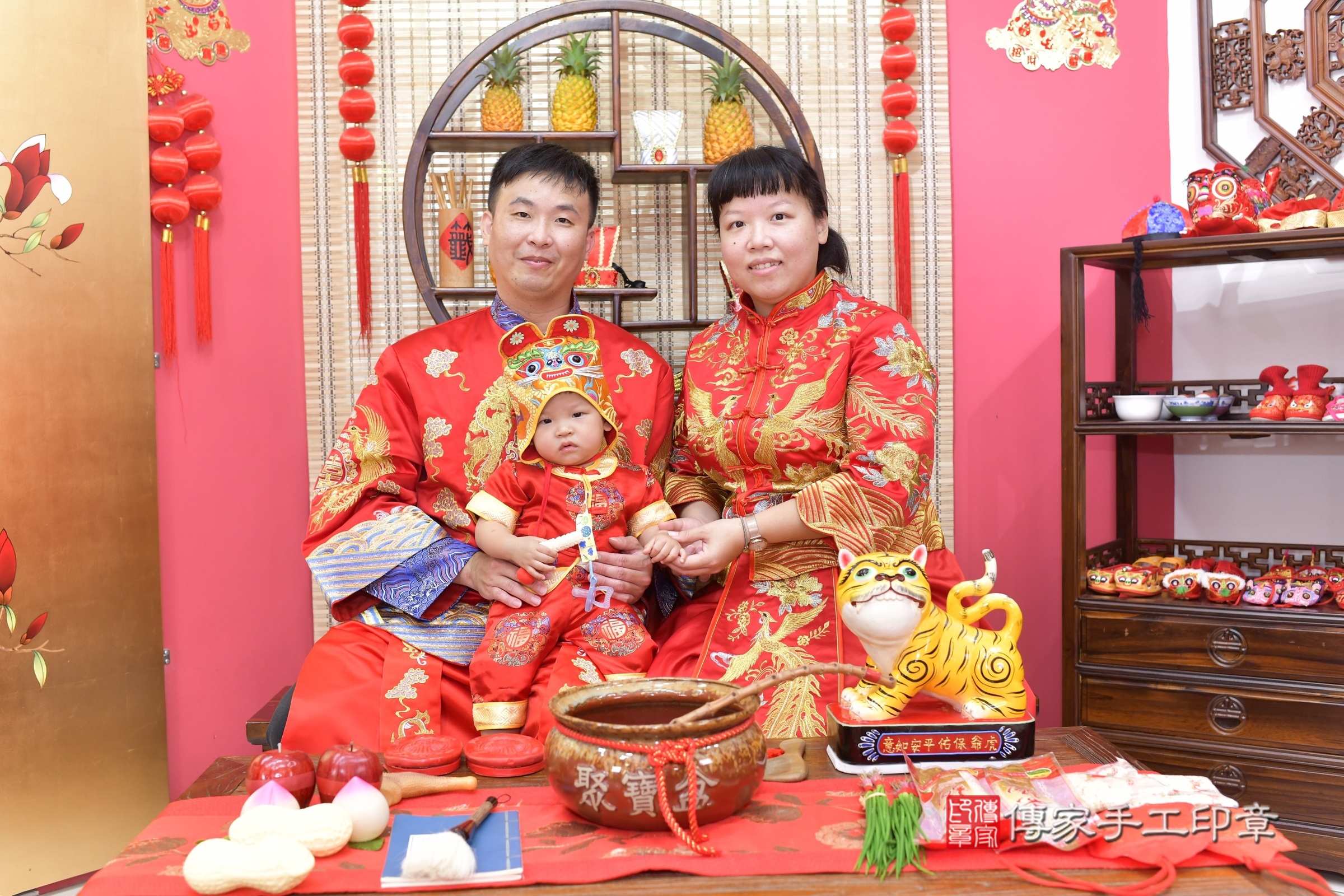 新竹市香山區小宥寶寶抓周推薦：傳家新竹店抓周度脺中國風會場，嬰兒古禮抓周流程儀式吉祥話、抓周道具物品24種、拍照。抓周證書。2025.8.17，照片2