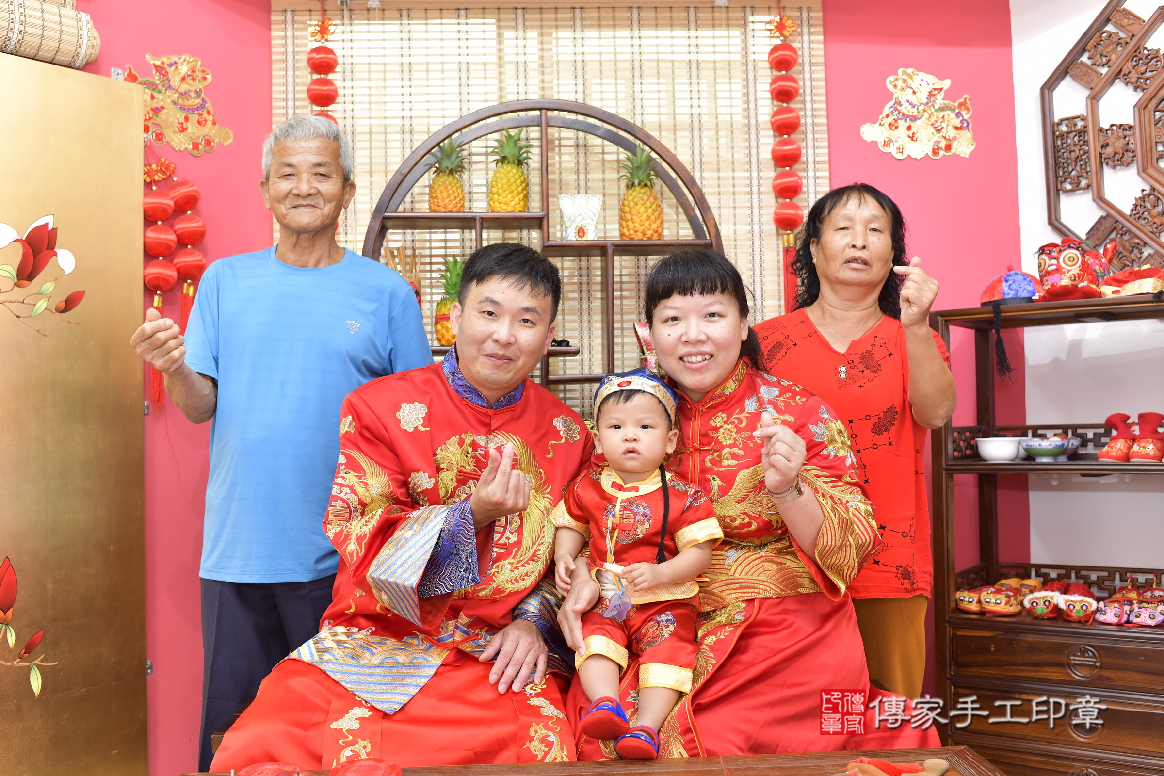 新竹市香山區小宥寶寶抓周推薦：傳家新竹店抓周度脺中國風會場，嬰兒古禮抓周流程儀式吉祥話、抓周道具物品24種、拍照。抓周證書。2025.8.17，照片3