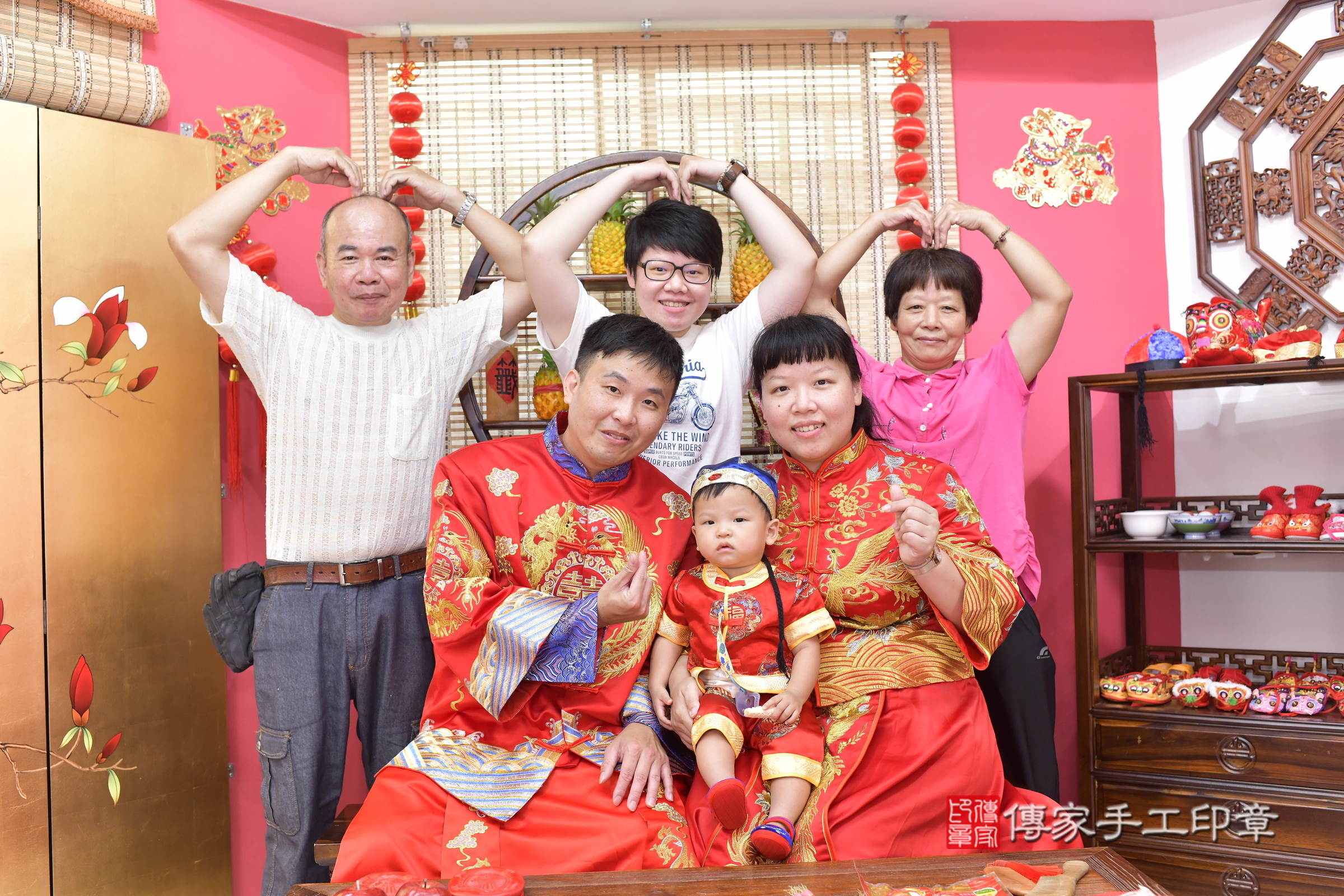 新竹市香山區小宥寶寶抓周推薦：傳家新竹店抓周度脺中國風會場，嬰兒古禮抓周流程儀式吉祥話、抓周道具物品24種、拍照。抓周證書。2025.8.17，照片4