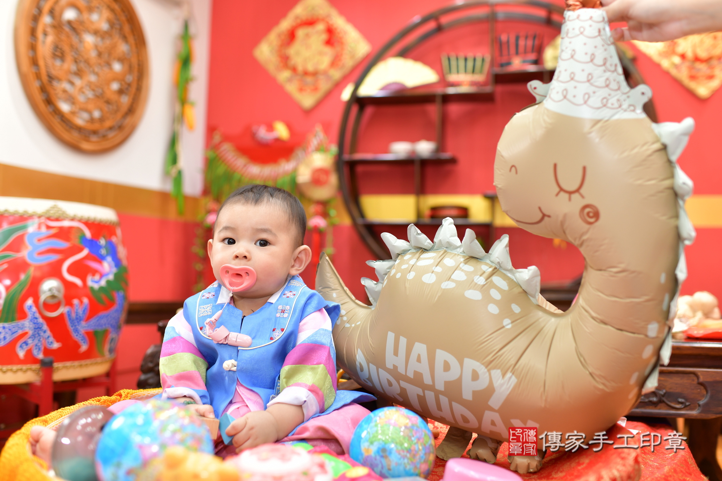 桃園市八德區小任寶寶抓周推薦：傳家桃園店抓周度脺中國風會場，嬰兒古禮抓周流程儀式吉祥話、抓周道具物品24種、拍照。抓周證書。2025.8.23，照片5