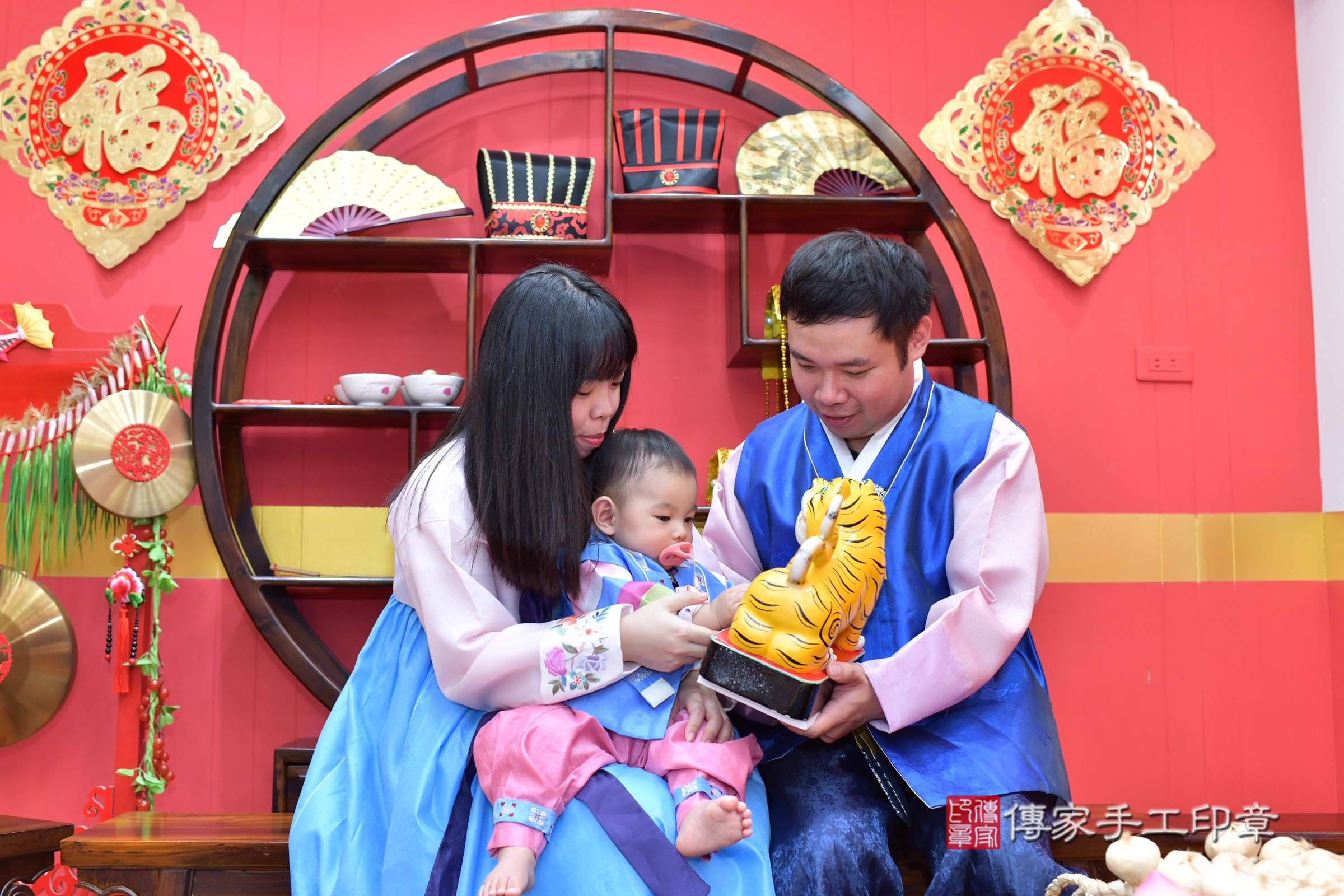 桃園市八德區小任寶寶抓周推薦：傳家桃園店抓周度脺中國風會場，嬰兒古禮抓周流程儀式吉祥話、抓周道具物品24種、拍照。抓周證書。2025.8.23，照片7