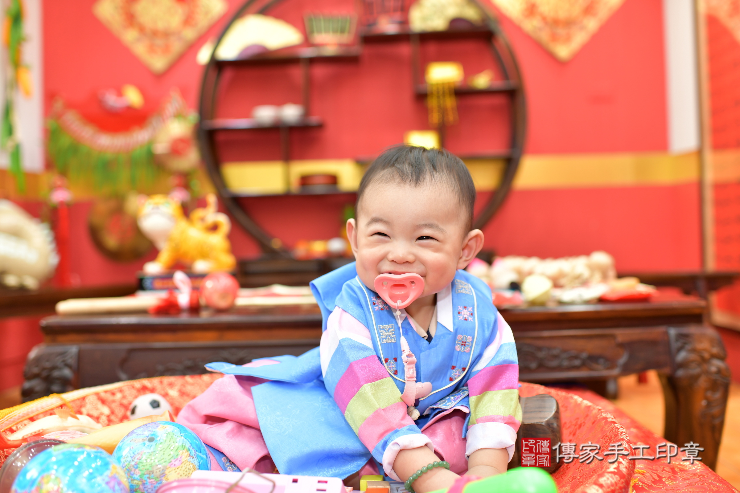 桃園市八德區小任寶寶抓周推薦：傳家桃園店抓周度脺中國風會場，嬰兒古禮抓周流程儀式吉祥話、抓周道具物品24種、拍照。抓周證書。2025.8.23，照片3
