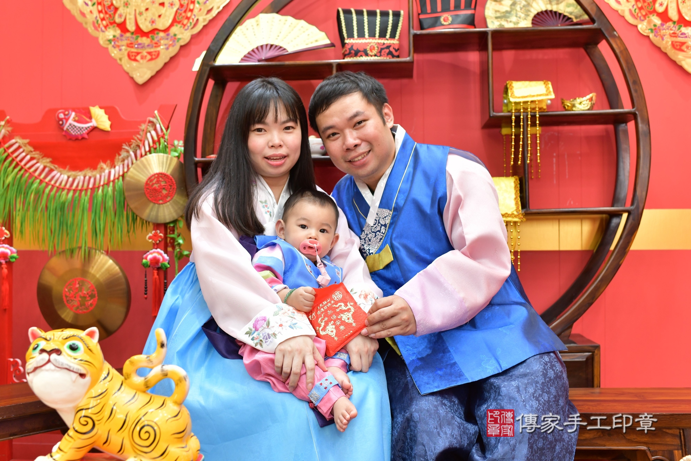 桃園市八德區小任寶寶抓周推薦：傳家桃園店抓周度脺中國風會場，嬰兒古禮抓周流程儀式吉祥話、抓周道具物品24種、拍照。抓周證書。2025.8.23，照片11