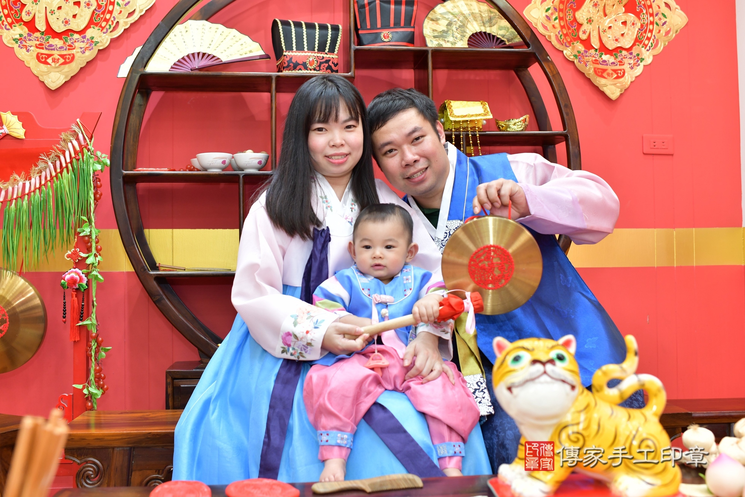 桃園市八德區小任寶寶抓周推薦：傳家桃園店抓周度脺中國風會場，嬰兒古禮抓周流程儀式吉祥話、抓周道具物品24種、拍照。抓周證書。2025.8.23，照片8
