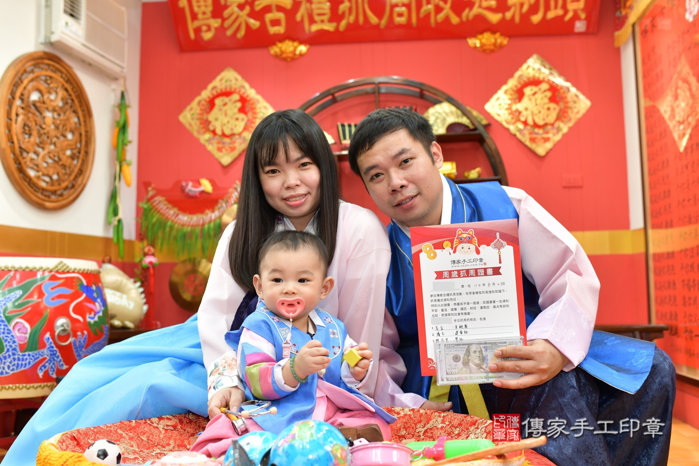 桃園市八德區小任寶寶抓周推薦：傳家桃園店抓周度脺中國風會場，嬰兒古禮抓周流程儀式吉祥話、抓周道具物品24種、拍照。抓周證書。2025.8.23，照片12