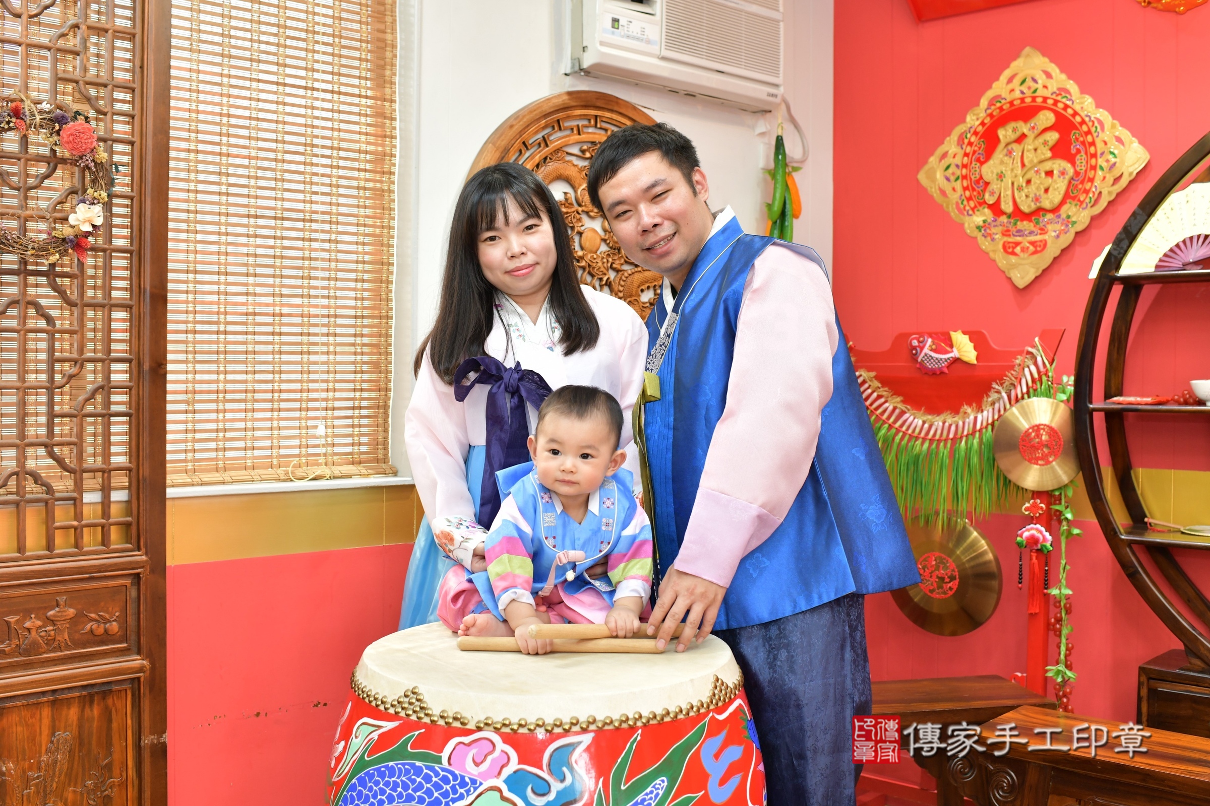 桃園市八德區小任寶寶抓周推薦：傳家桃園店抓周度脺中國風會場，嬰兒古禮抓周流程儀式吉祥話、抓周道具物品24種、拍照。抓周證書。2025.8.23，照片9