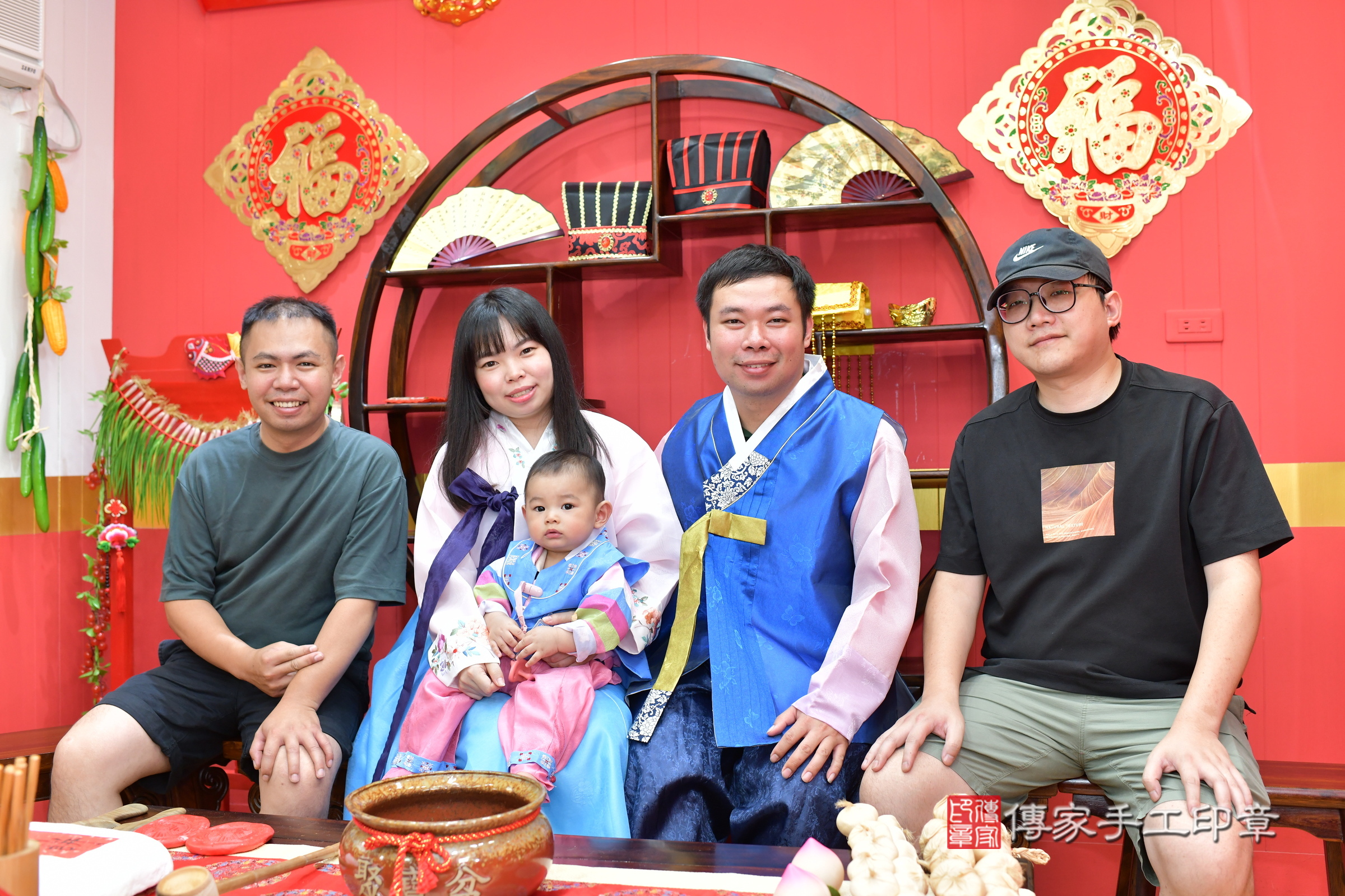 桃園市八德區小任寶寶抓周推薦：傳家桃園店抓周度脺中國風會場，嬰兒古禮抓周流程儀式吉祥話、抓周道具物品24種、拍照。抓周證書。2025.8.23，照片17