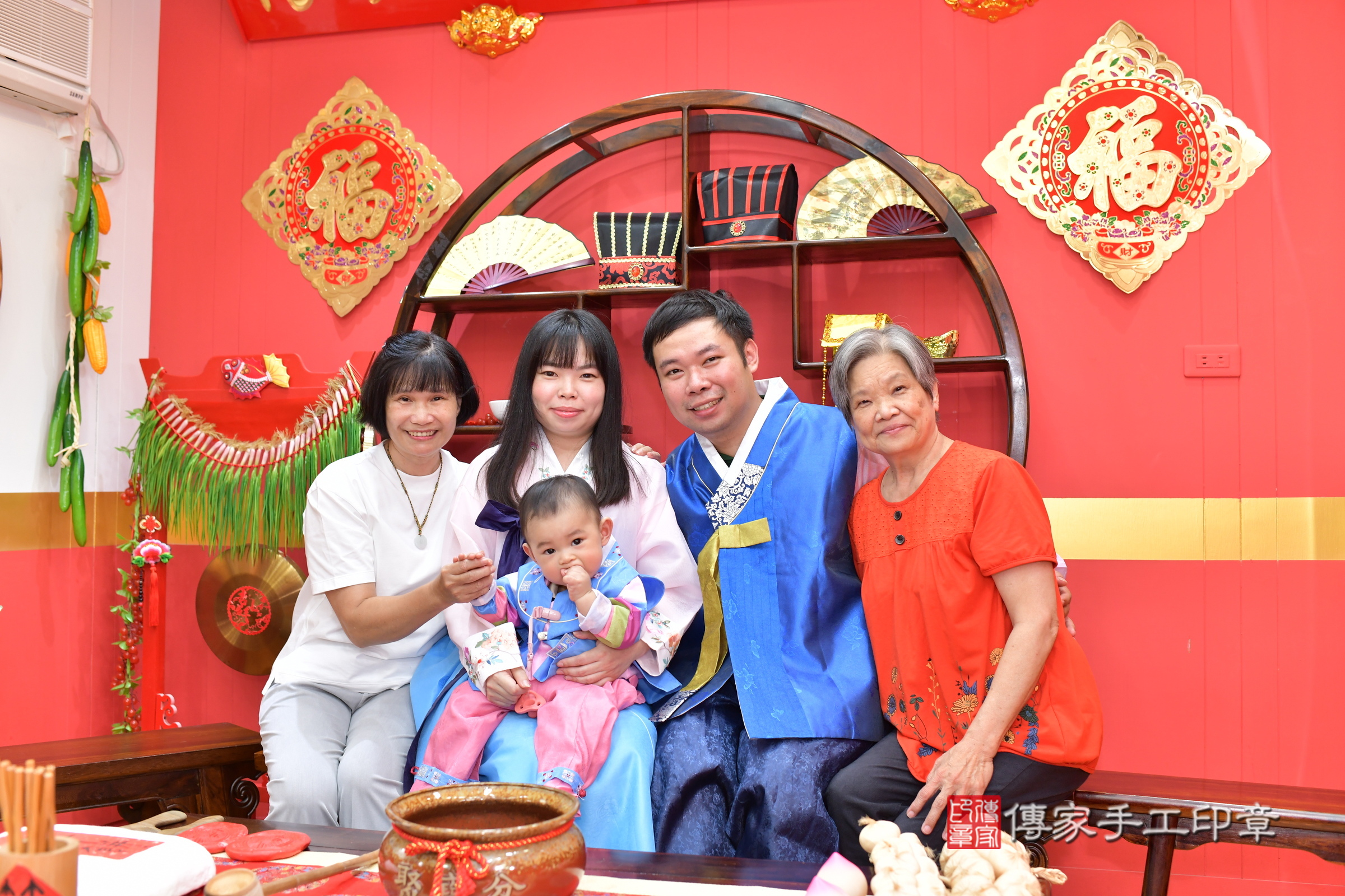 桃園市八德區小任寶寶抓周推薦：傳家桃園店抓周度脺中國風會場，嬰兒古禮抓周流程儀式吉祥話、抓周道具物品24種、拍照。抓周證書。2025.8.23，照片15