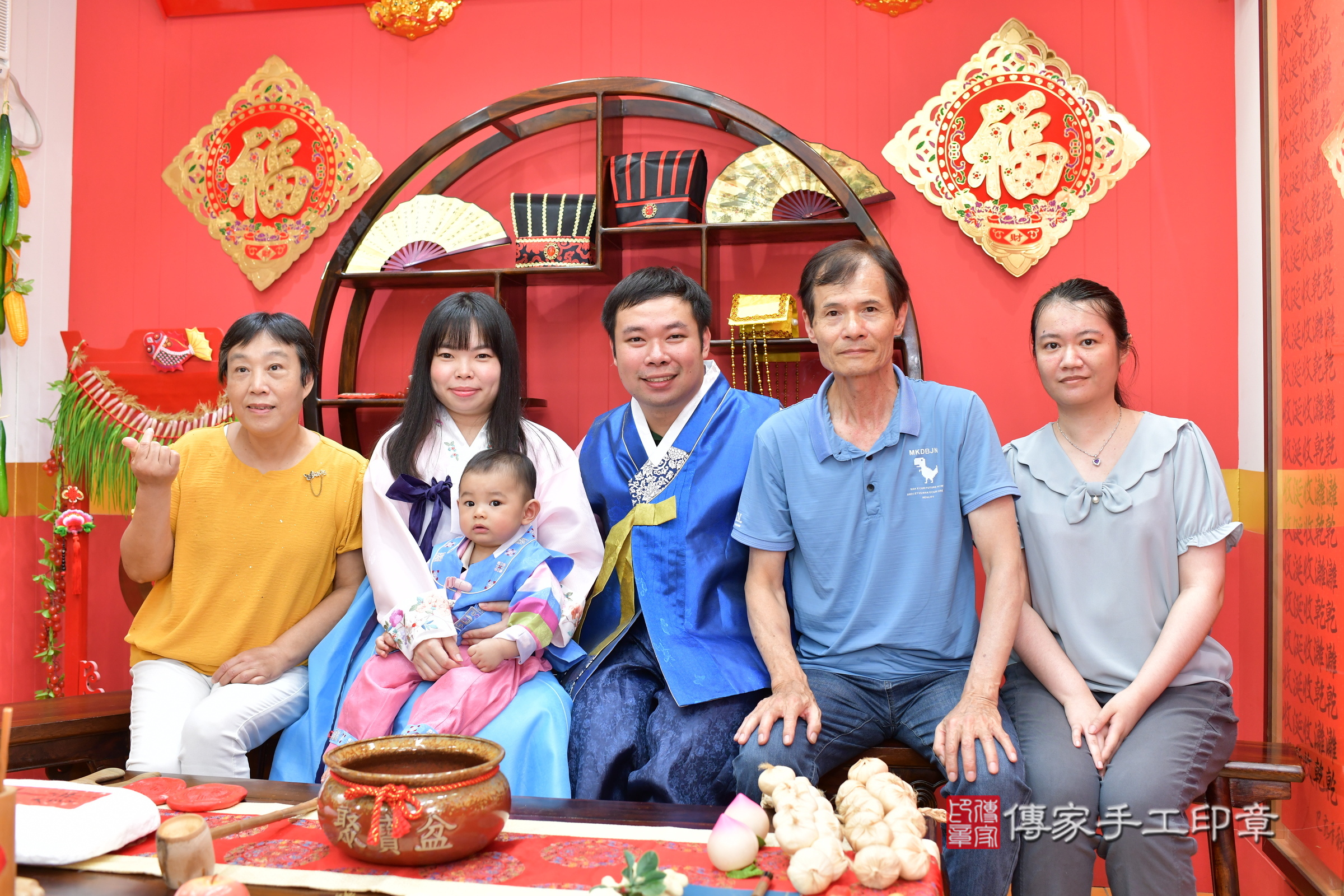 桃園市八德區小任寶寶抓周推薦：傳家桃園店抓周度脺中國風會場，嬰兒古禮抓周流程儀式吉祥話、抓周道具物品24種、拍照。抓周證書。2025.8.23，照片14