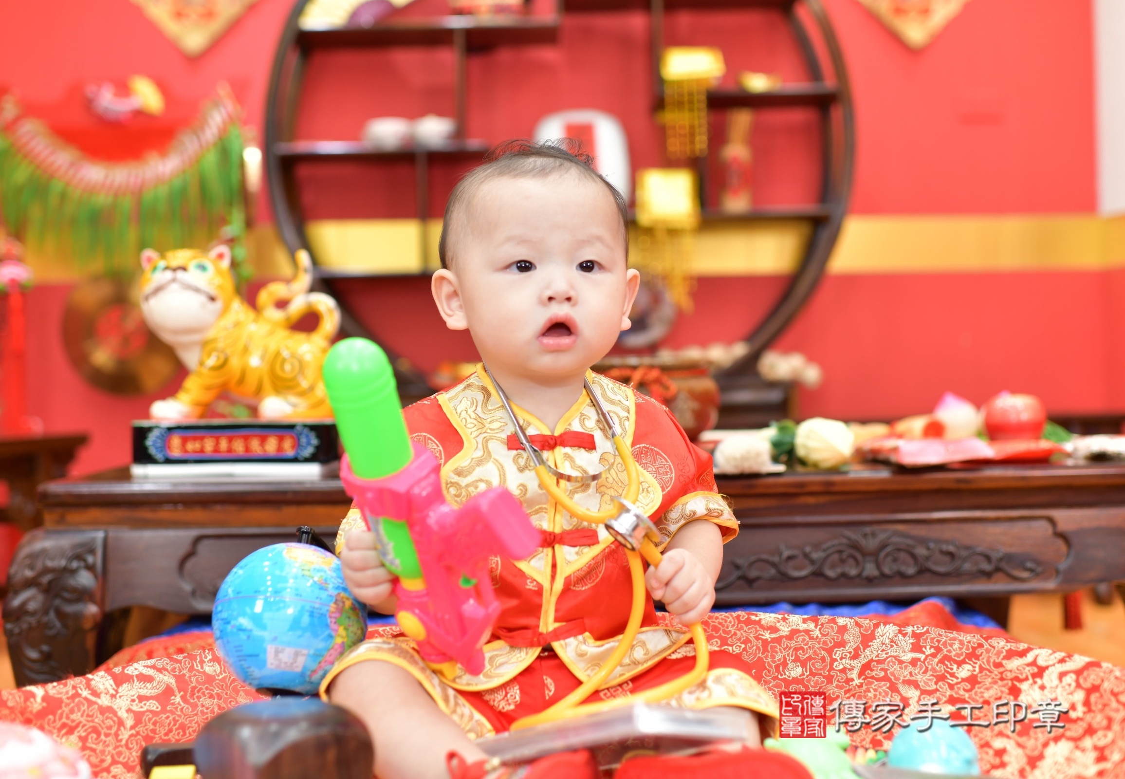 桃園市八德區小恩寶寶抓周推薦：傳家桃園店抓周度脺中國風會場，嬰兒古禮抓周流程儀式吉祥話、抓周道具物品24種、拍照。抓周證書。2025.8.18，照片7