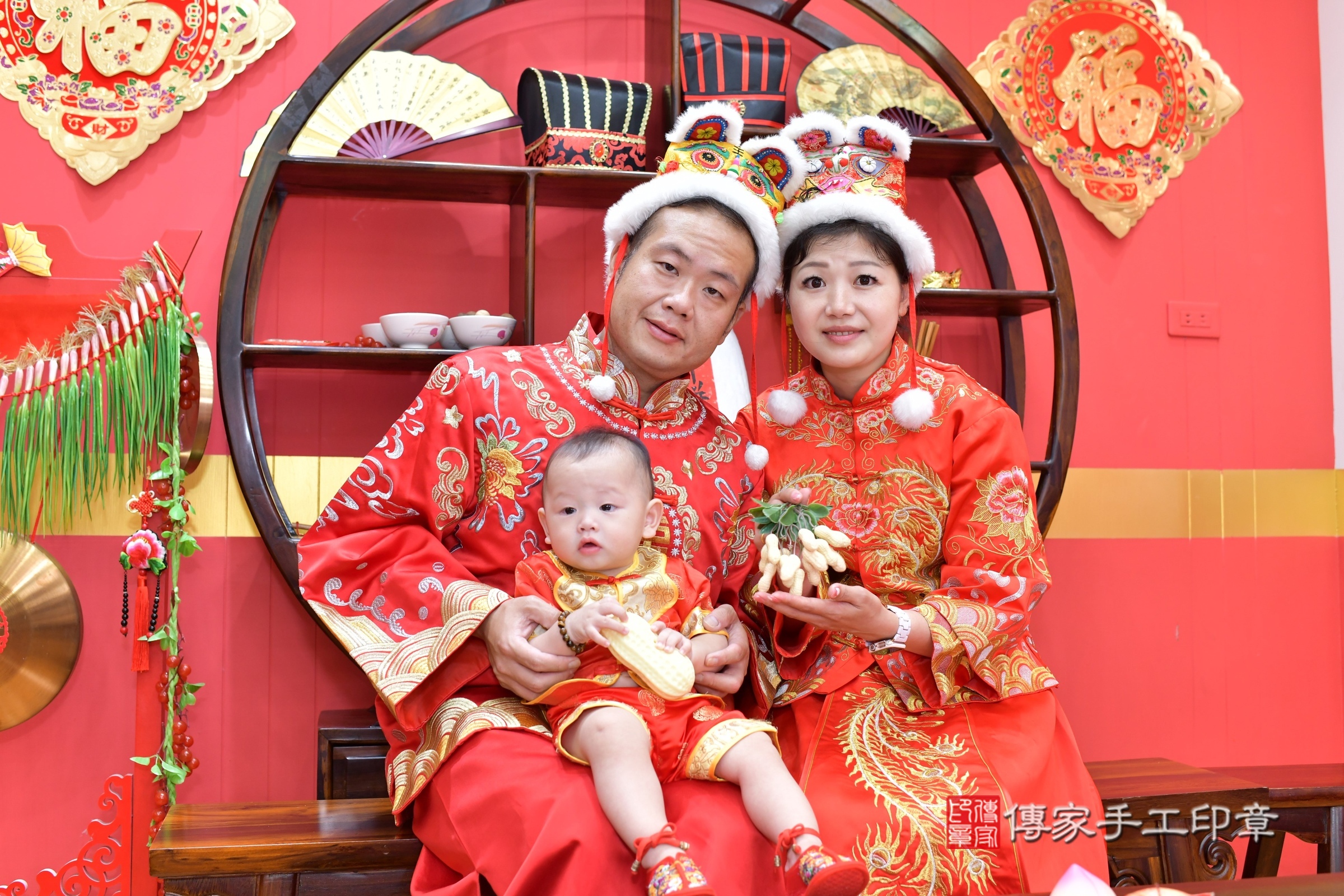 桃園市八德區小恩寶寶抓周推薦：傳家桃園店抓周度脺中國風會場，嬰兒古禮抓周流程儀式吉祥話、抓周道具物品24種、拍照。抓周證書。2025.8.18，照片11