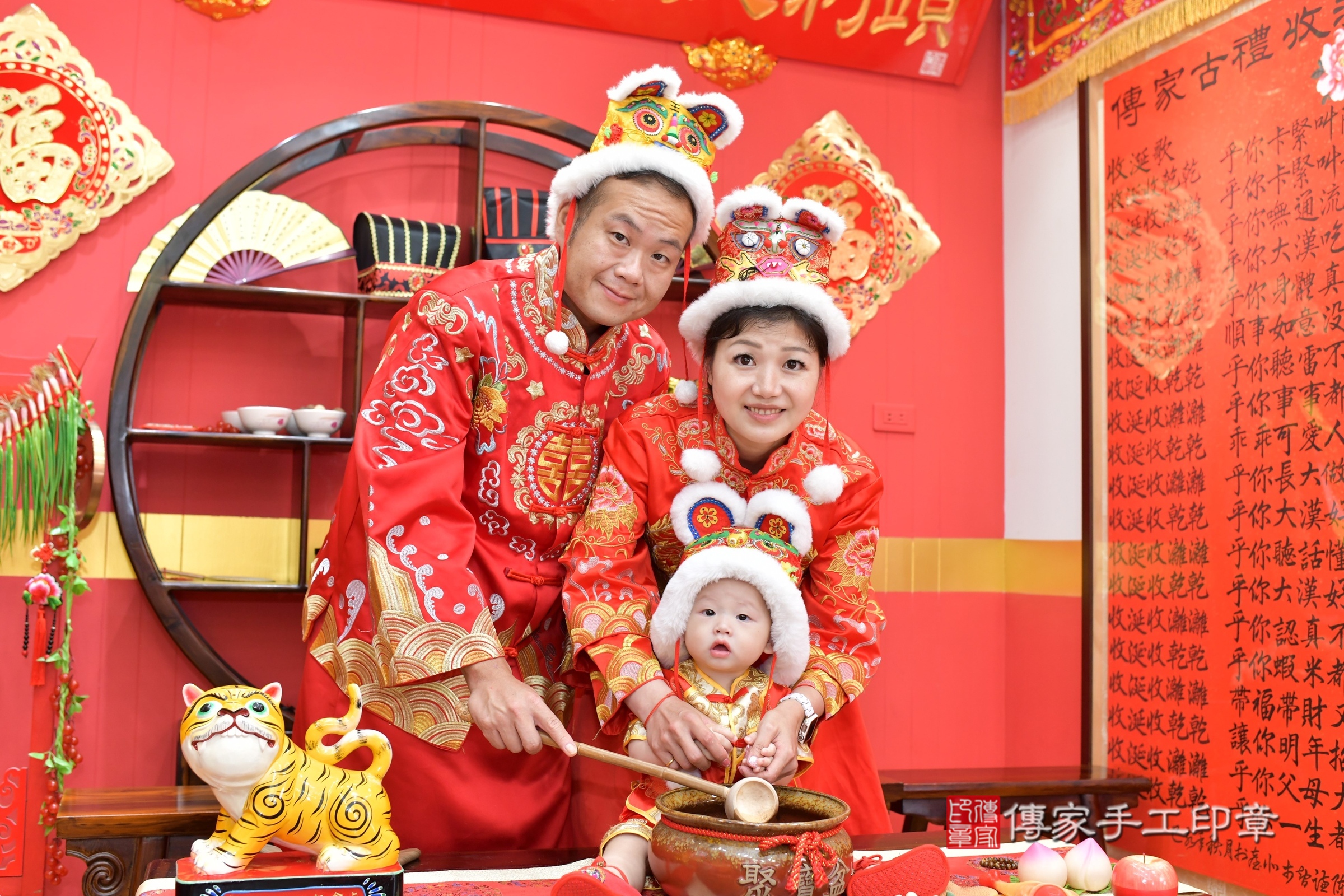 桃園市八德區小恩寶寶抓周推薦：傳家桃園店抓周度脺中國風會場，嬰兒古禮抓周流程儀式吉祥話、抓周道具物品24種、拍照。抓周證書。2025.8.18，照片10