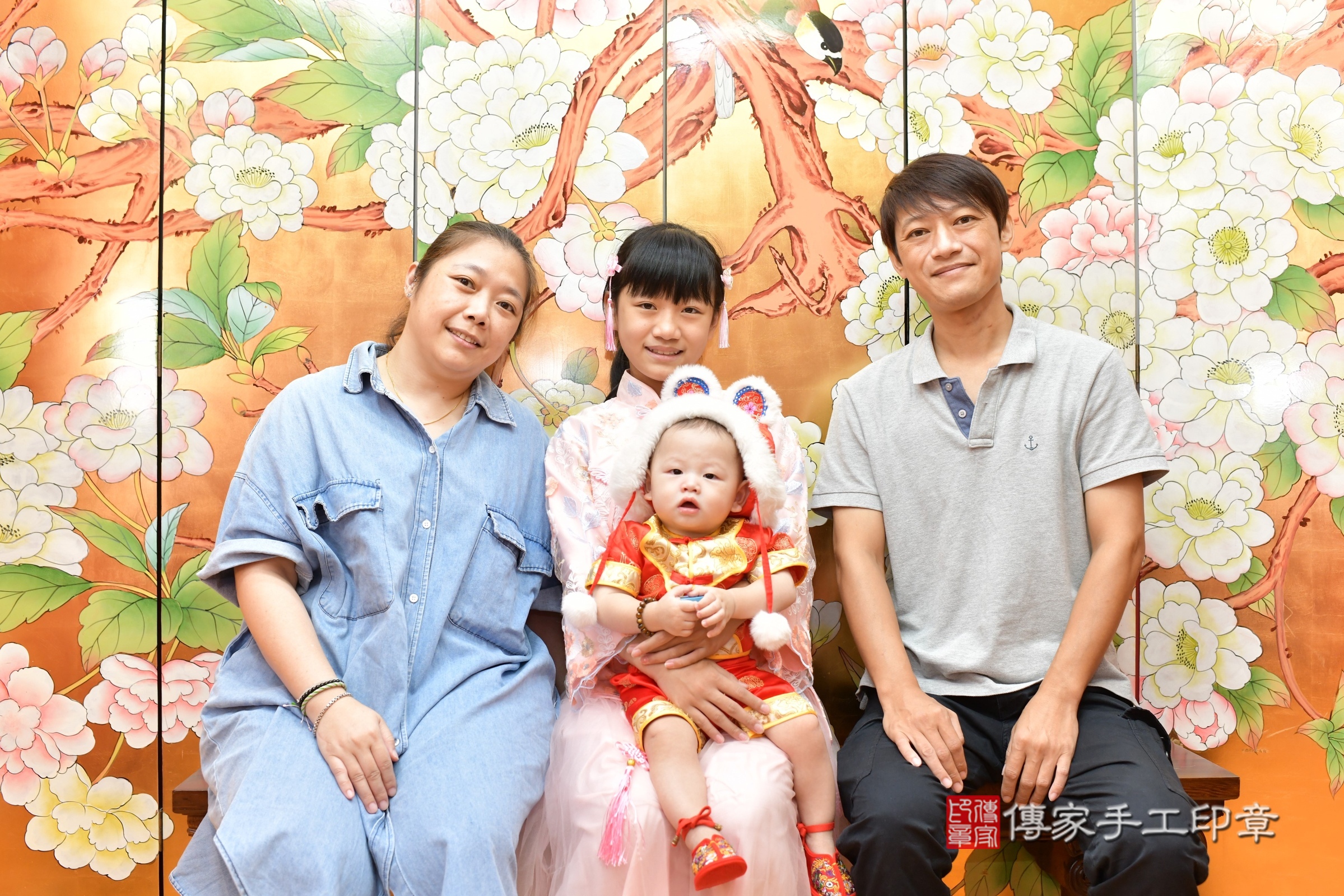 桃園市八德區小恩寶寶抓周推薦：傳家桃園店抓周度脺中國風會場，嬰兒古禮抓周流程儀式吉祥話、抓周道具物品24種、拍照。抓周證書。2025.8.18，照片5