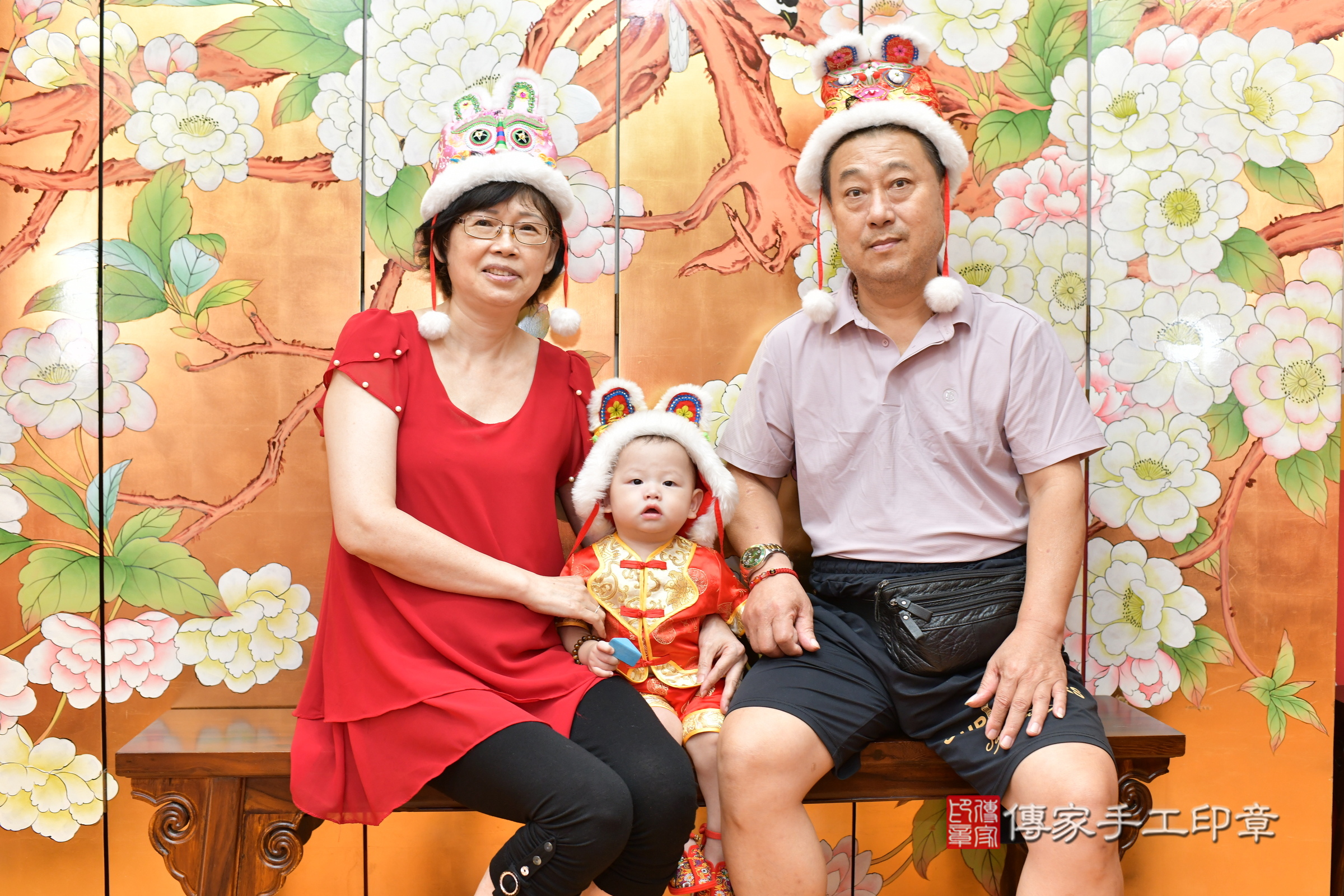 桃園市八德區小恩寶寶抓周推薦：傳家桃園店抓周度脺中國風會場，嬰兒古禮抓周流程儀式吉祥話、抓周道具物品24種、拍照。抓周證書。2025.8.18，照片4