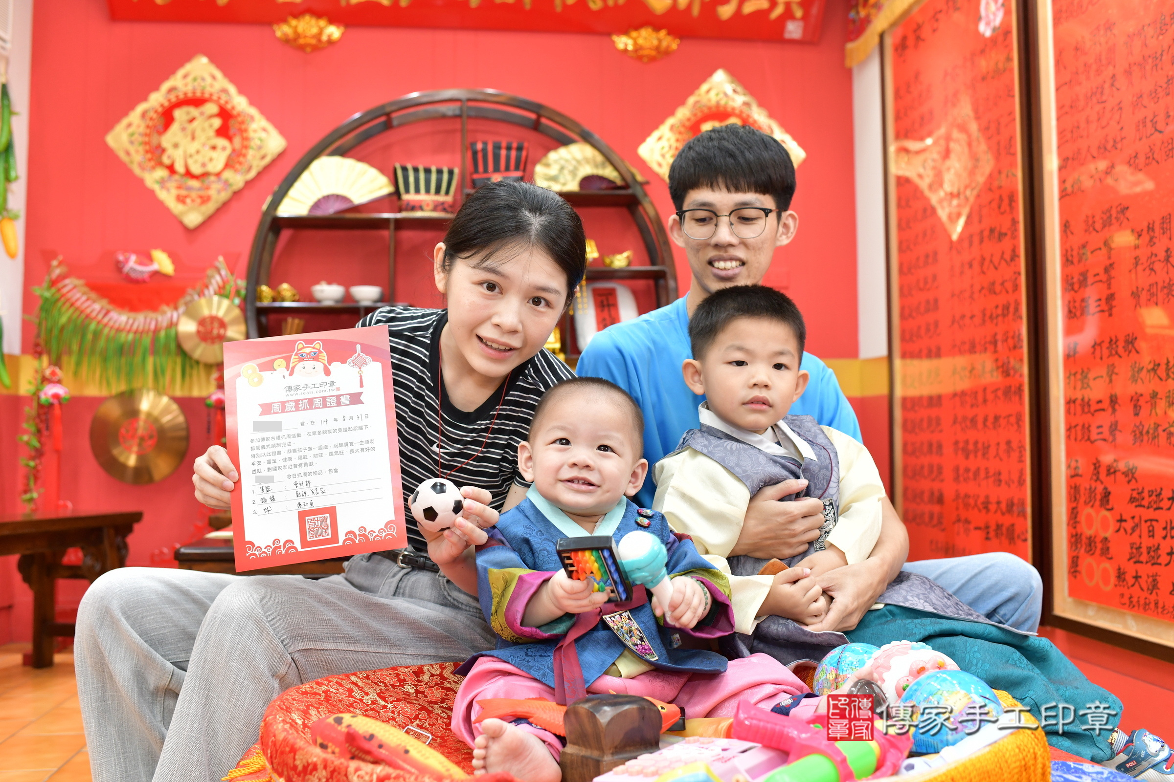 桃園市八德區小志寶寶抓周推薦：傳家桃園店抓周度脺中國風會場，嬰兒古禮抓周流程儀式吉祥話、抓周道具物品24種、拍照。抓周證書。2025.8.31，照片13