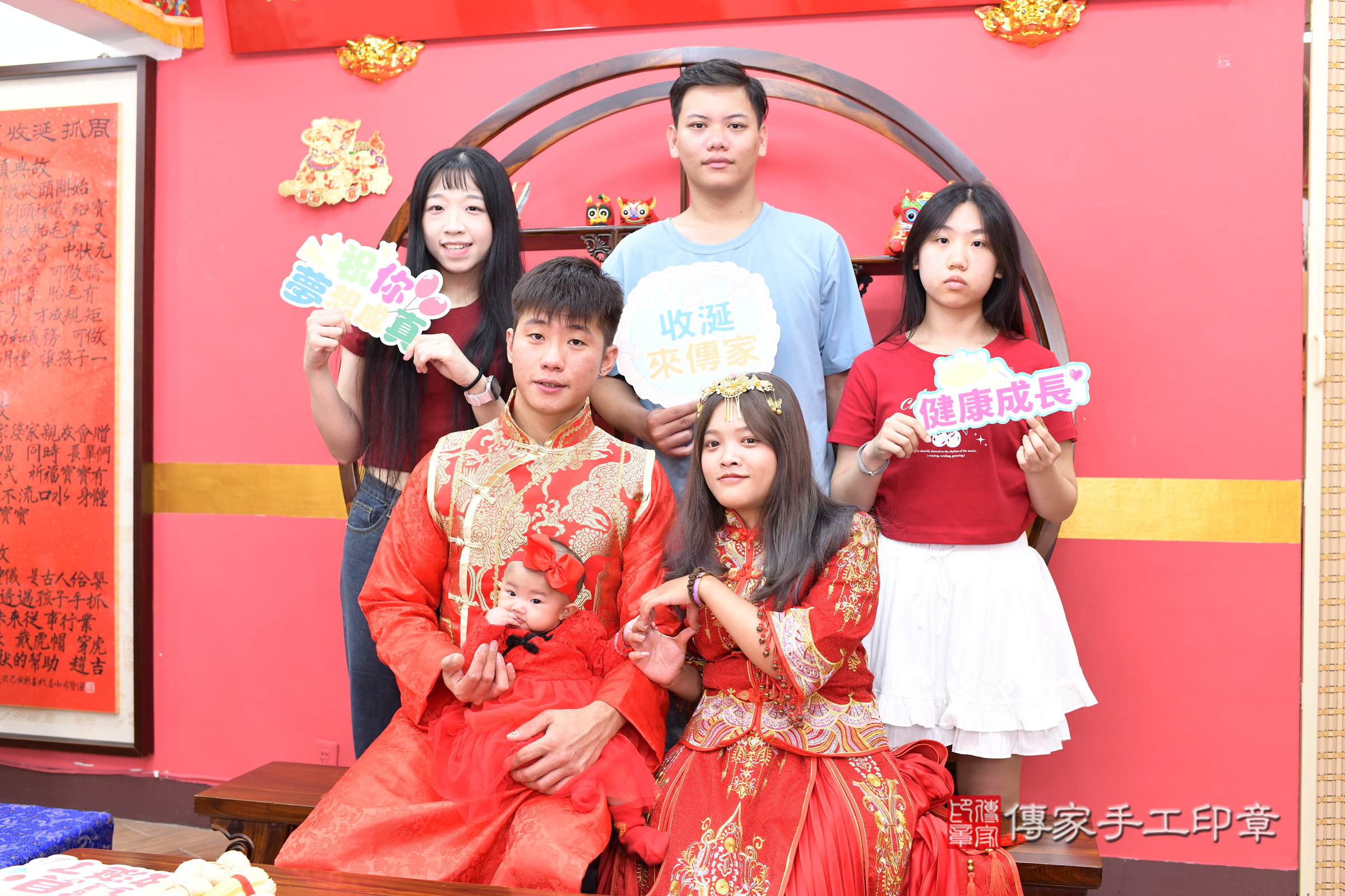 新北市永和區瑩瑩寶寶收涎推薦：傳家新北店收涎中國風會場，嬰兒古禮收涎收口水流程儀式、收涎吉祥話、收涎餅乾、收涎拍照。收涎證書。2025.9.，照片6