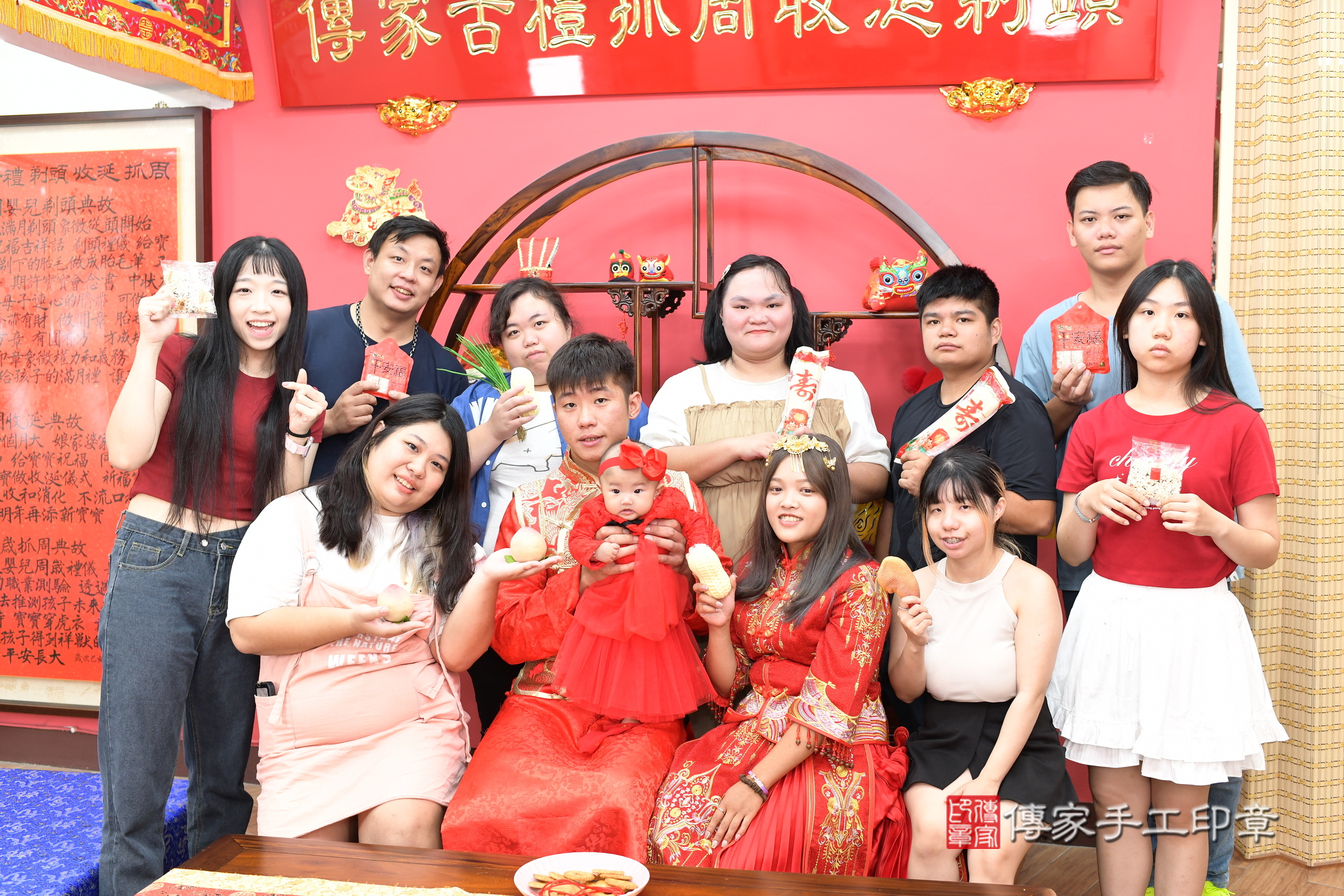 新北市永和區瑩瑩寶寶收涎推薦：傳家新北店收涎中國風會場，嬰兒古禮收涎收口水流程儀式、收涎吉祥話、收涎餅乾、收涎拍照。收涎證書。2025.9.，照片8