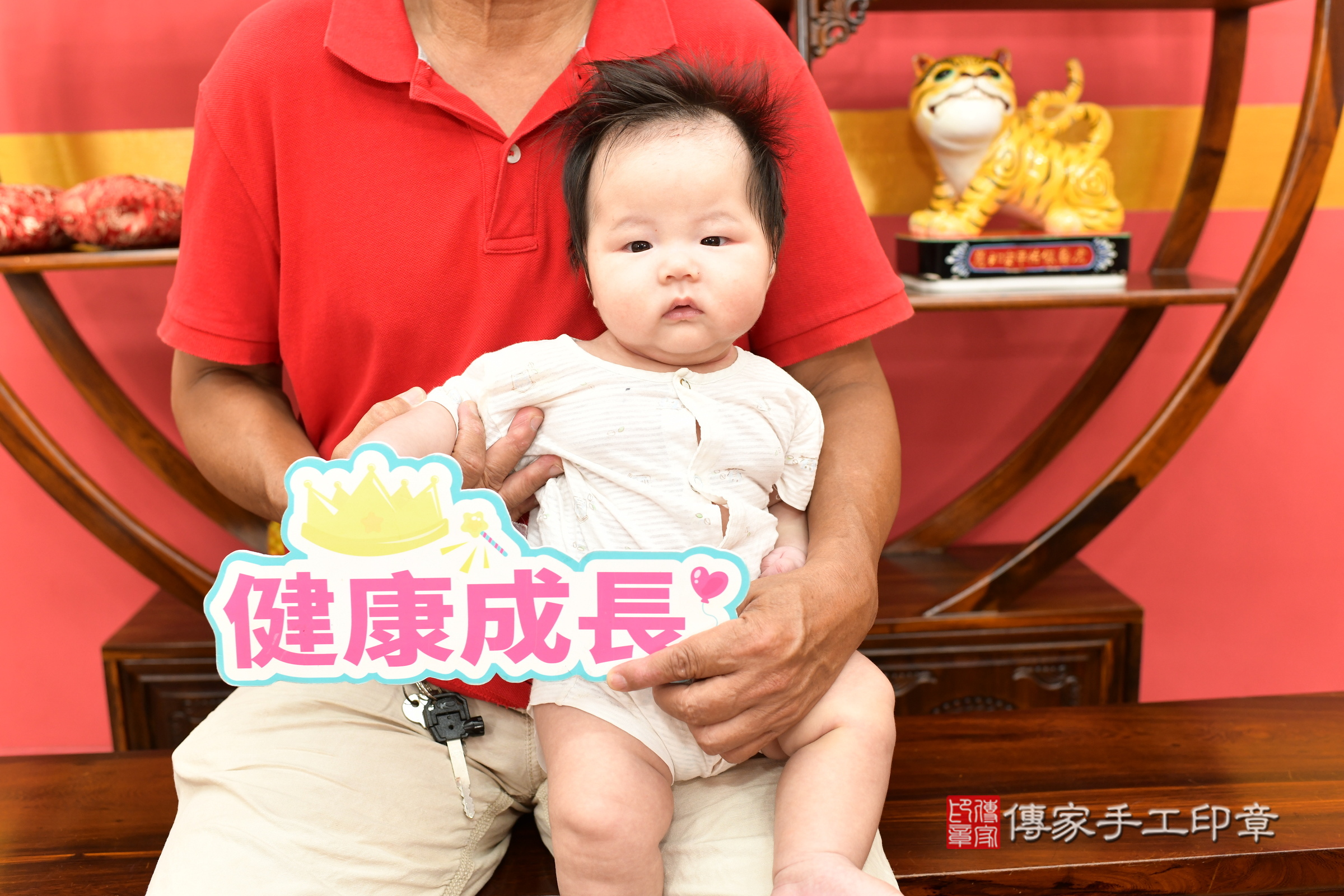 小醇寶寶(新北市永和區嬰兒寶寶滿月剃頭理髮、嬰兒剃胎毛儀式吉祥話)。中國風會場，爸媽寶貝穿「日中韓」古裝禮服。專業拍照、證書。★購買「臍帶章、肚臍章、胎毛筆刷印章」贈送：剃頭、收涎、抓周，三選一。2025.9.6，照片2