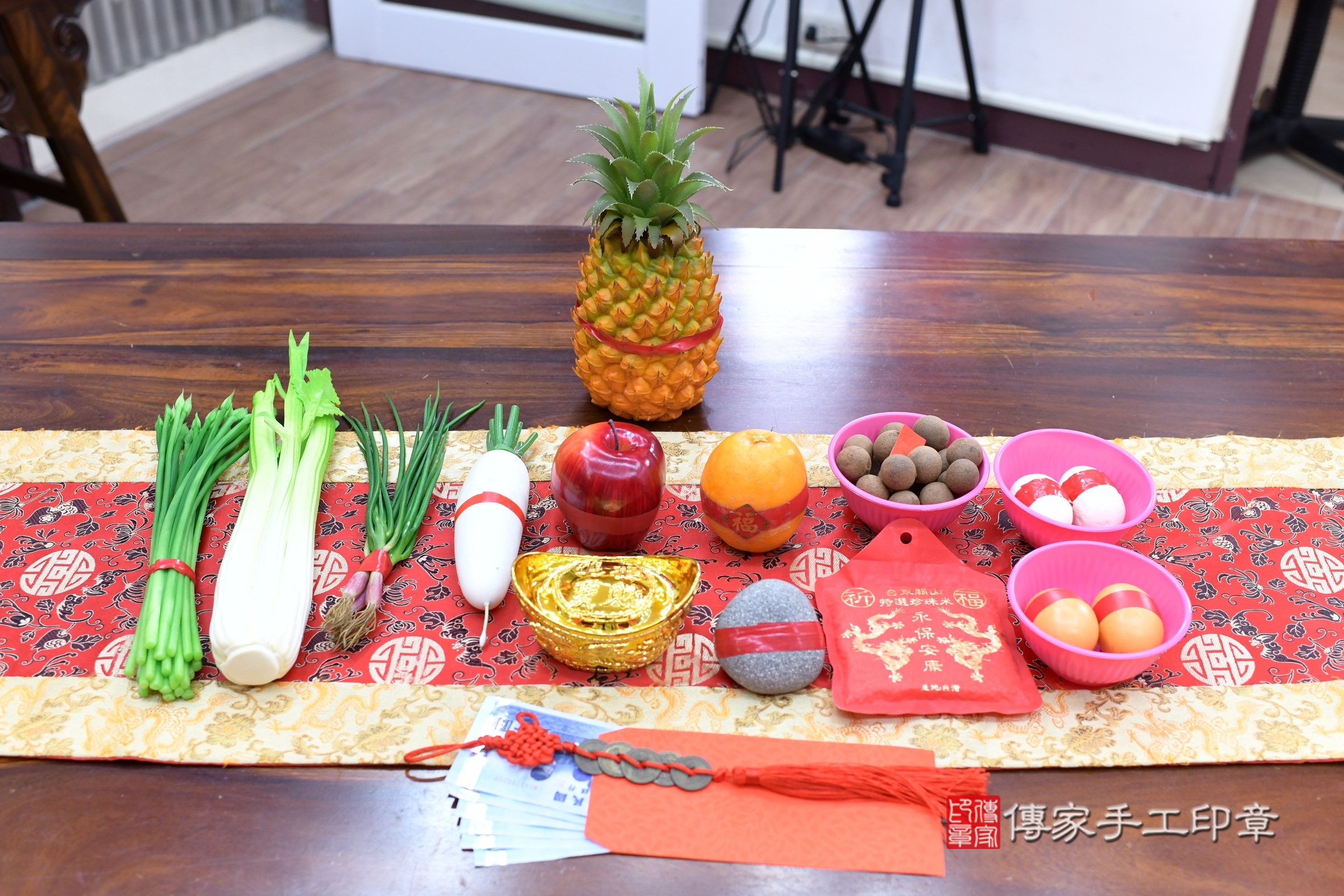 小醇寶寶(新北市永和區嬰兒寶寶滿月剃頭理髮、嬰兒剃胎毛儀式吉祥話)。中國風會場，爸媽寶貝穿「日中韓」古裝禮服。專業拍照、證書。★購買「臍帶章、肚臍章、胎毛筆刷印章」贈送：剃頭、收涎、抓周，三選一。2025.9.6，照片4