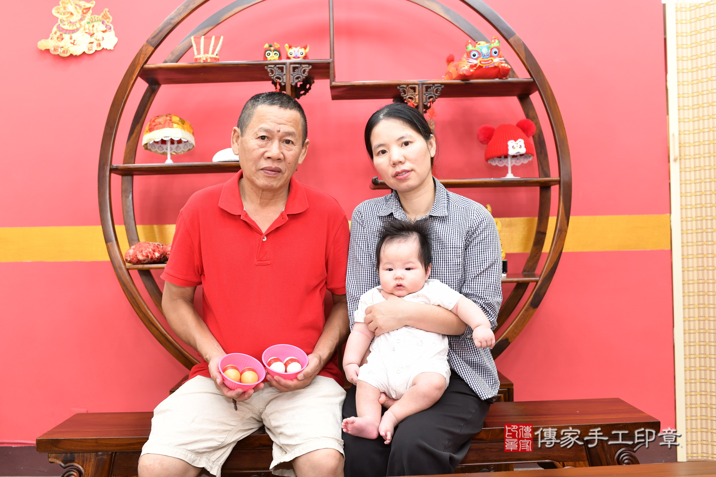 小醇寶寶(新北市永和區嬰兒寶寶滿月剃頭理髮、嬰兒剃胎毛儀式吉祥話)。中國風會場，爸媽寶貝穿「日中韓」古裝禮服。專業拍照、證書。★購買「臍帶章、肚臍章、胎毛筆刷印章」贈送：剃頭、收涎、抓周，三選一。2025.9.6，照片6