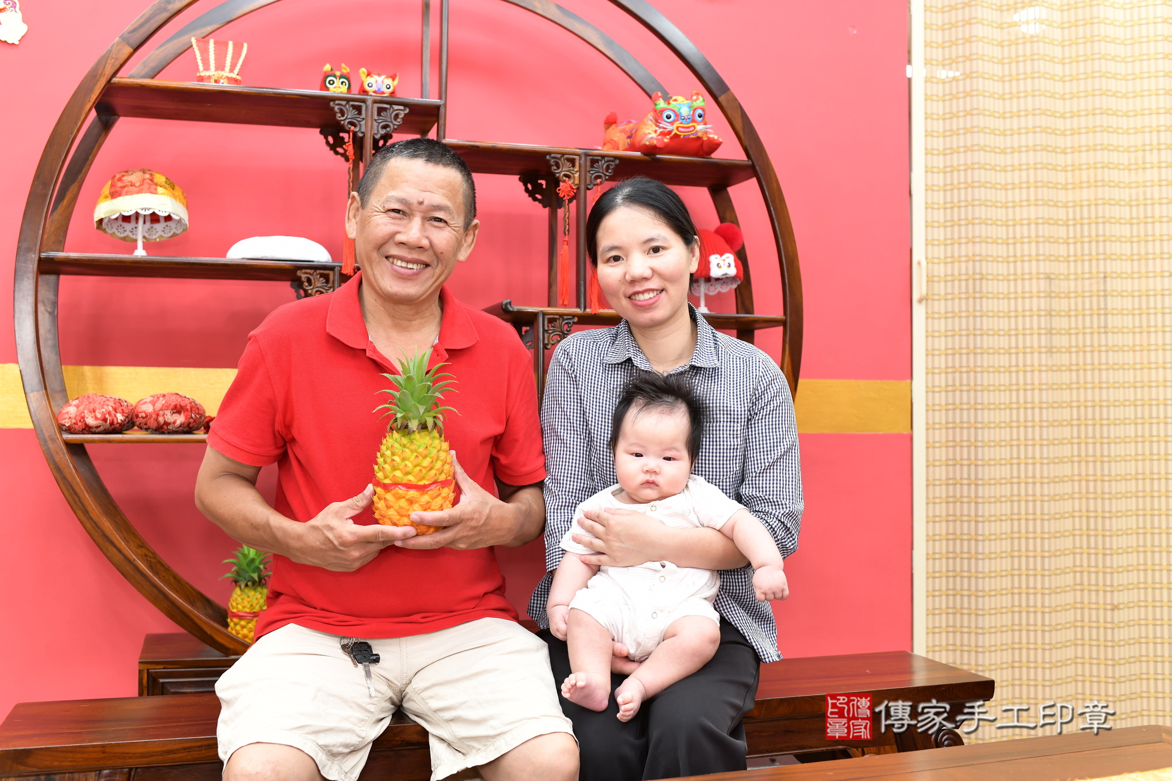 小醇寶寶(新北市永和區嬰兒寶寶滿月剃頭理髮、嬰兒剃胎毛儀式吉祥話)。中國風會場，爸媽寶貝穿「日中韓」古裝禮服。專業拍照、證書。★購買「臍帶章、肚臍章、胎毛筆刷印章」贈送：剃頭、收涎、抓周，三選一。2025.9.6，照片9