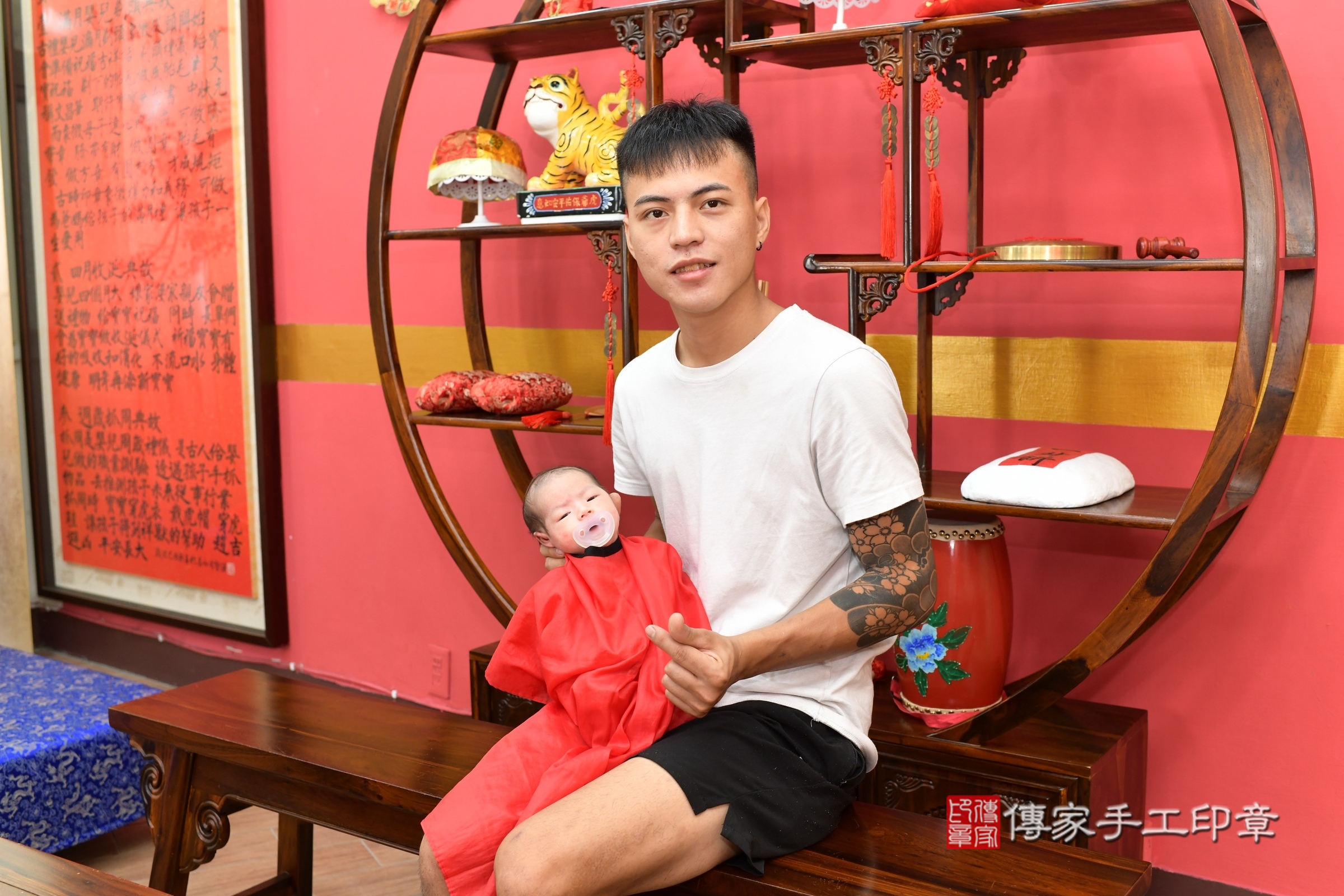 晞晞寶寶(新北市永和區嬰兒寶寶滿月剃頭理髮、嬰兒剃胎毛儀式吉祥話)。中國風會場，爸媽寶貝穿「日中韓」古裝禮服。專業拍照、證書。★購買「臍帶章、肚臍章、胎毛筆刷印章」贈送：剃頭、收涎、抓周，三選一。2025.9.12，照片12