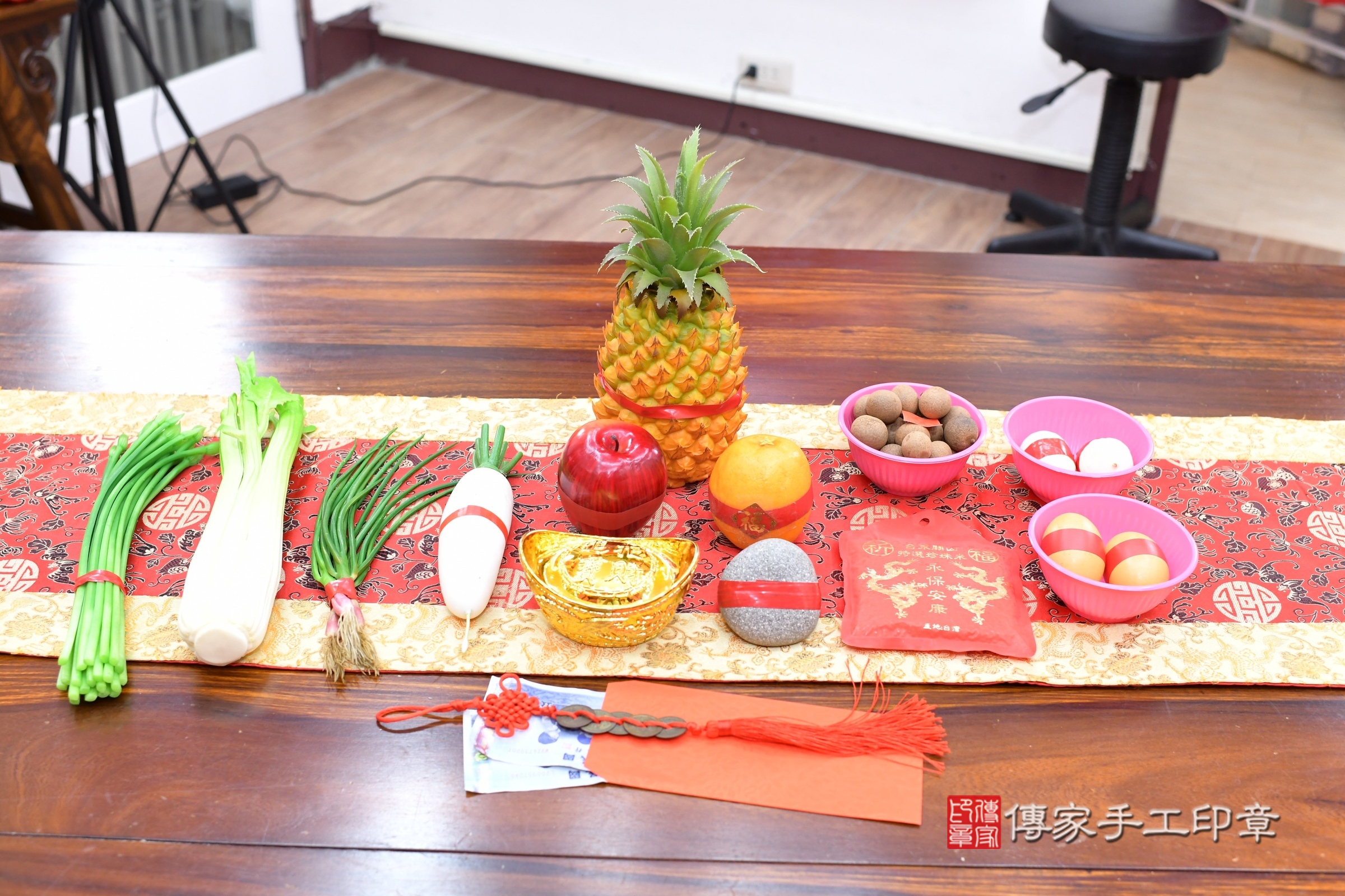 晞晞寶寶(新北市永和區嬰兒寶寶滿月剃頭理髮、嬰兒剃胎毛儀式吉祥話)。中國風會場，爸媽寶貝穿「日中韓」古裝禮服。專業拍照、證書。★購買「臍帶章、肚臍章、胎毛筆刷印章」贈送：剃頭、收涎、抓周，三選一。2025.9.12，照片3