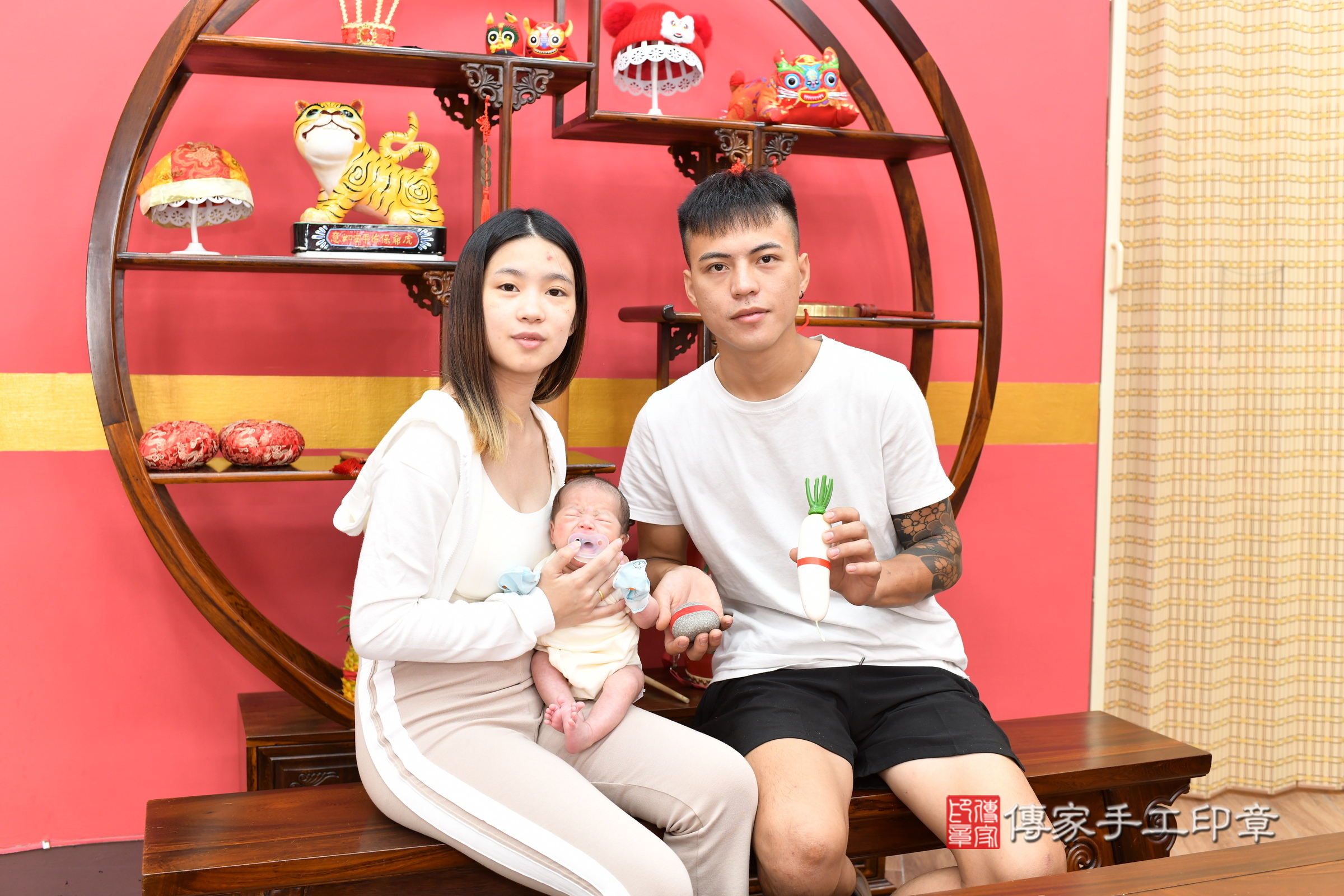 晞晞寶寶(新北市永和區嬰兒寶寶滿月剃頭理髮、嬰兒剃胎毛儀式吉祥話)。中國風會場，爸媽寶貝穿「日中韓」古裝禮服。專業拍照、證書。★購買「臍帶章、肚臍章、胎毛筆刷印章」贈送：剃頭、收涎、抓周，三選一。2025.9.12，照片7