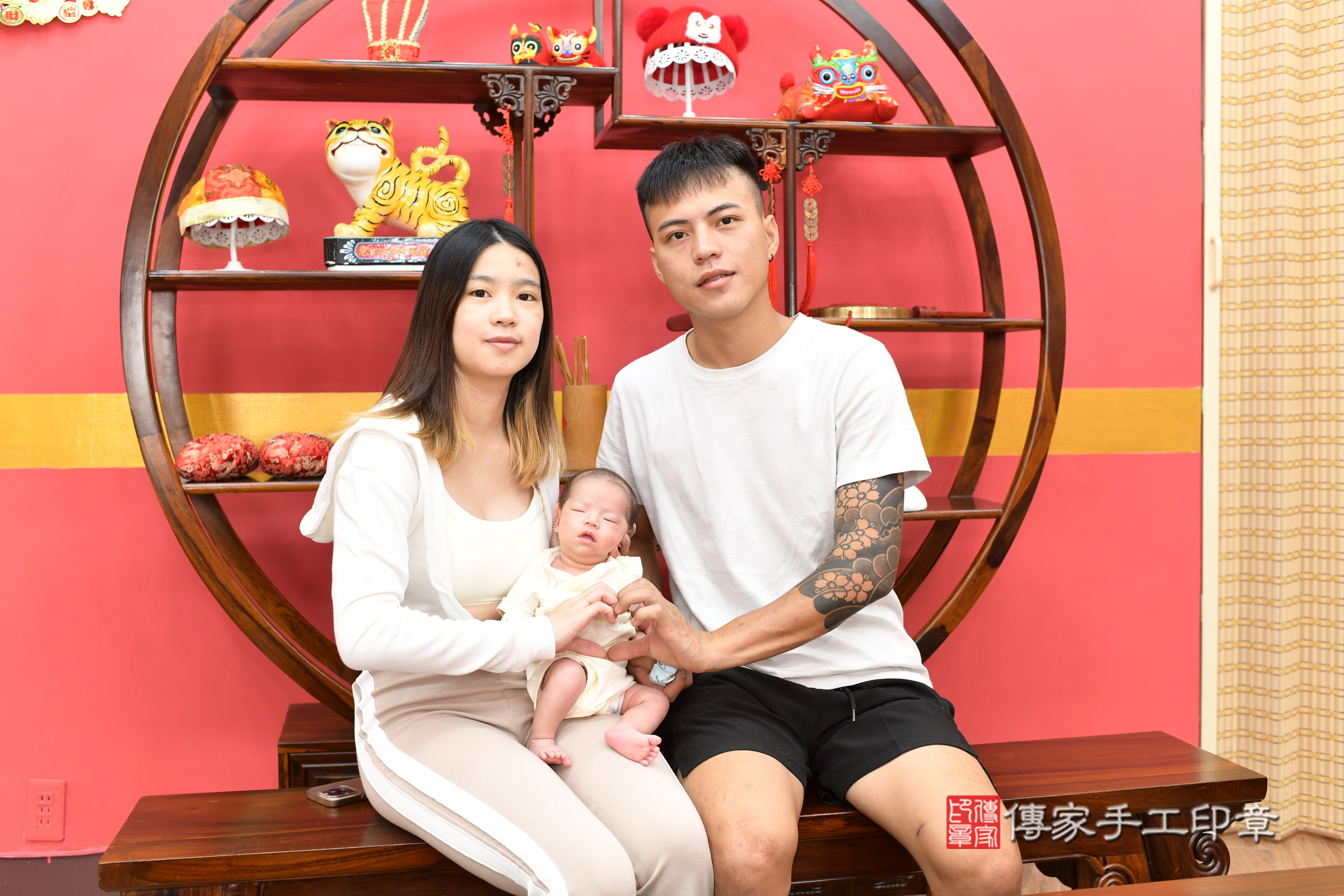 晞晞寶寶(新北市永和區嬰兒寶寶滿月剃頭理髮、嬰兒剃胎毛儀式吉祥話)。中國風會場，爸媽寶貝穿「日中韓」古裝禮服。專業拍照、證書。★購買「臍帶章、肚臍章、胎毛筆刷印章」贈送：剃頭、收涎、抓周，三選一。2025.9.12，照片2