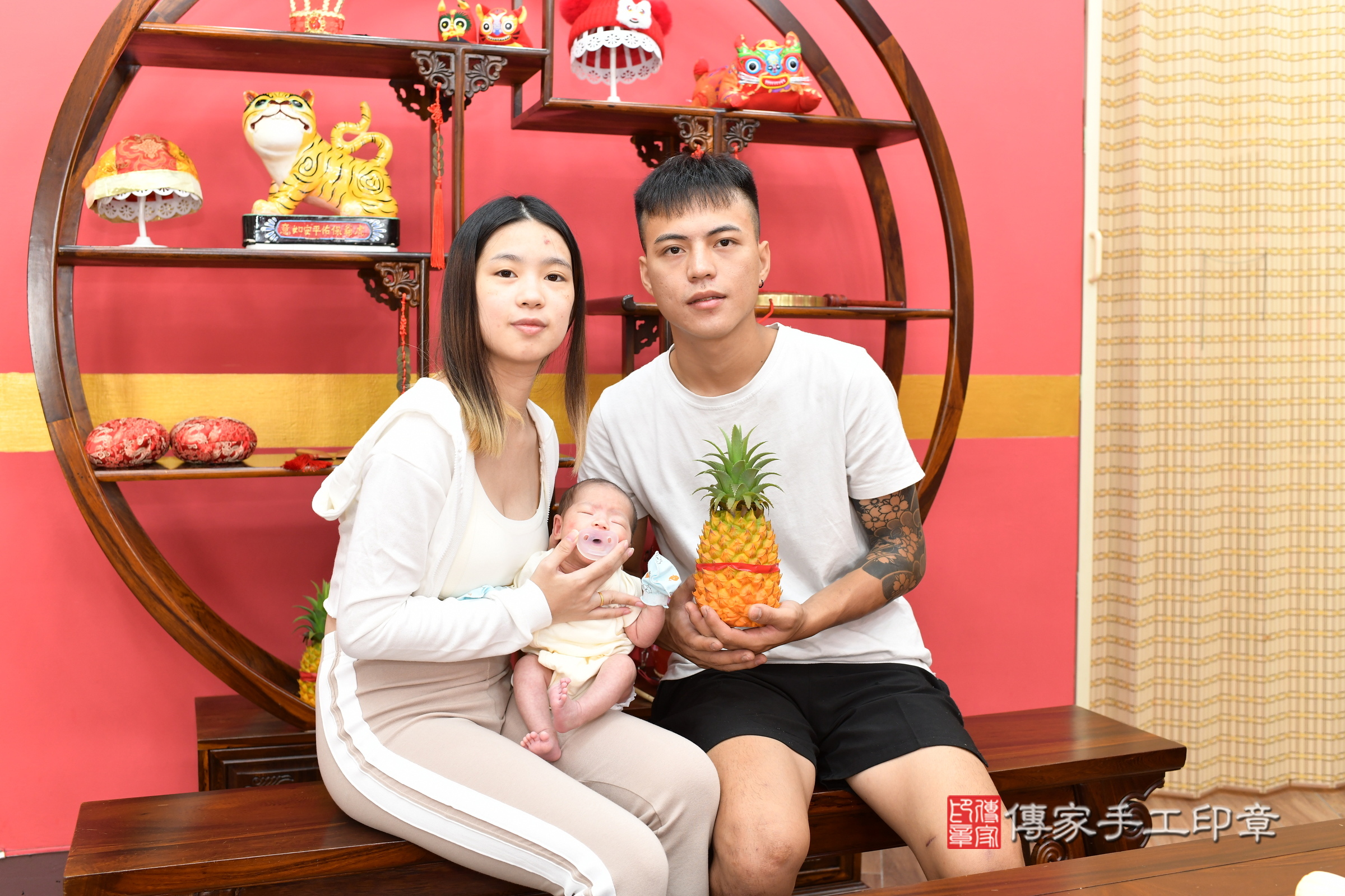 晞晞寶寶(新北市永和區嬰兒寶寶滿月剃頭理髮、嬰兒剃胎毛儀式吉祥話)。中國風會場，爸媽寶貝穿「日中韓」古裝禮服。專業拍照、證書。★購買「臍帶章、肚臍章、胎毛筆刷印章」贈送：剃頭、收涎、抓周，三選一。2025.9.12，照片9