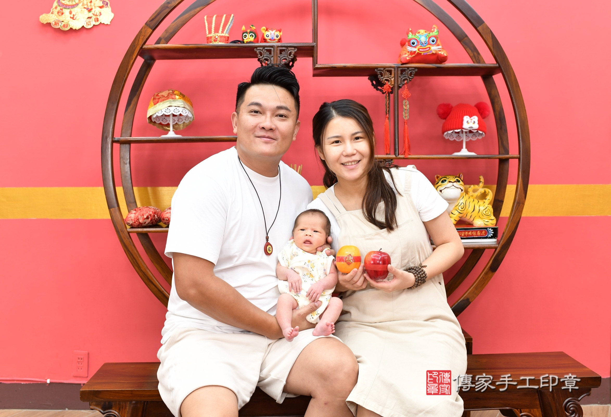 彤彤寶寶(新北市永和區嬰兒寶寶滿月剃頭理髮、嬰兒剃胎毛儀式吉祥話)。中國風會場，爸媽寶貝穿「日中韓」古裝禮服。專業拍照、證書。★購買「臍帶章、肚臍章、胎毛筆刷印章」贈送：剃頭、收涎、抓周，三選一。2025.9.14，照片5