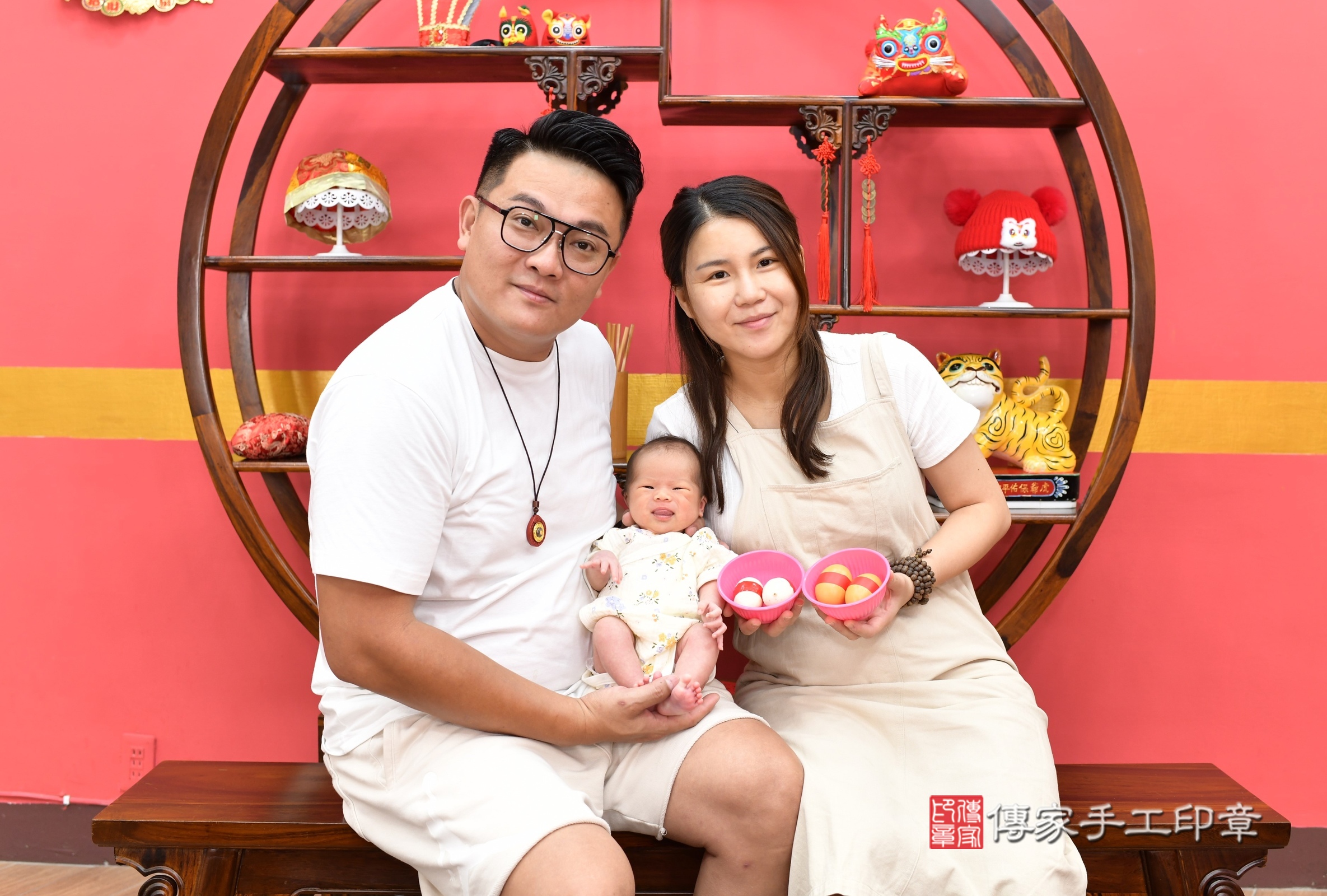 彤彤寶寶(新北市永和區嬰兒寶寶滿月剃頭理髮、嬰兒剃胎毛儀式吉祥話)。中國風會場，爸媽寶貝穿「日中韓」古裝禮服。專業拍照、證書。★購買「臍帶章、肚臍章、胎毛筆刷印章」贈送：剃頭、收涎、抓周，三選一。2025.9.14，照片3