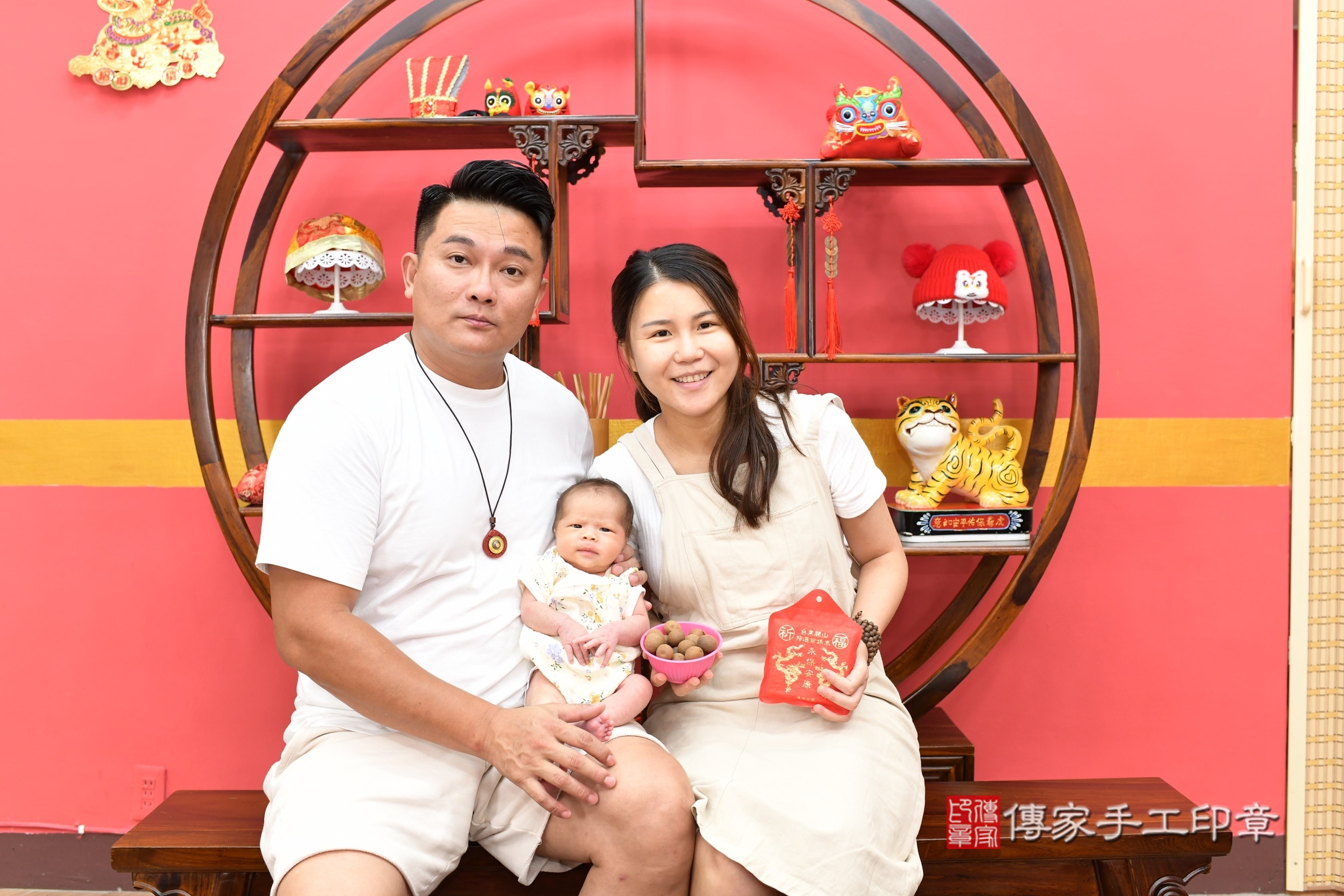 彤彤寶寶(新北市永和區嬰兒寶寶滿月剃頭理髮、嬰兒剃胎毛儀式吉祥話)。中國風會場，爸媽寶貝穿「日中韓」古裝禮服。專業拍照、證書。★購買「臍帶章、肚臍章、胎毛筆刷印章」贈送：剃頭、收涎、抓周，三選一。2025.9.14，照片4