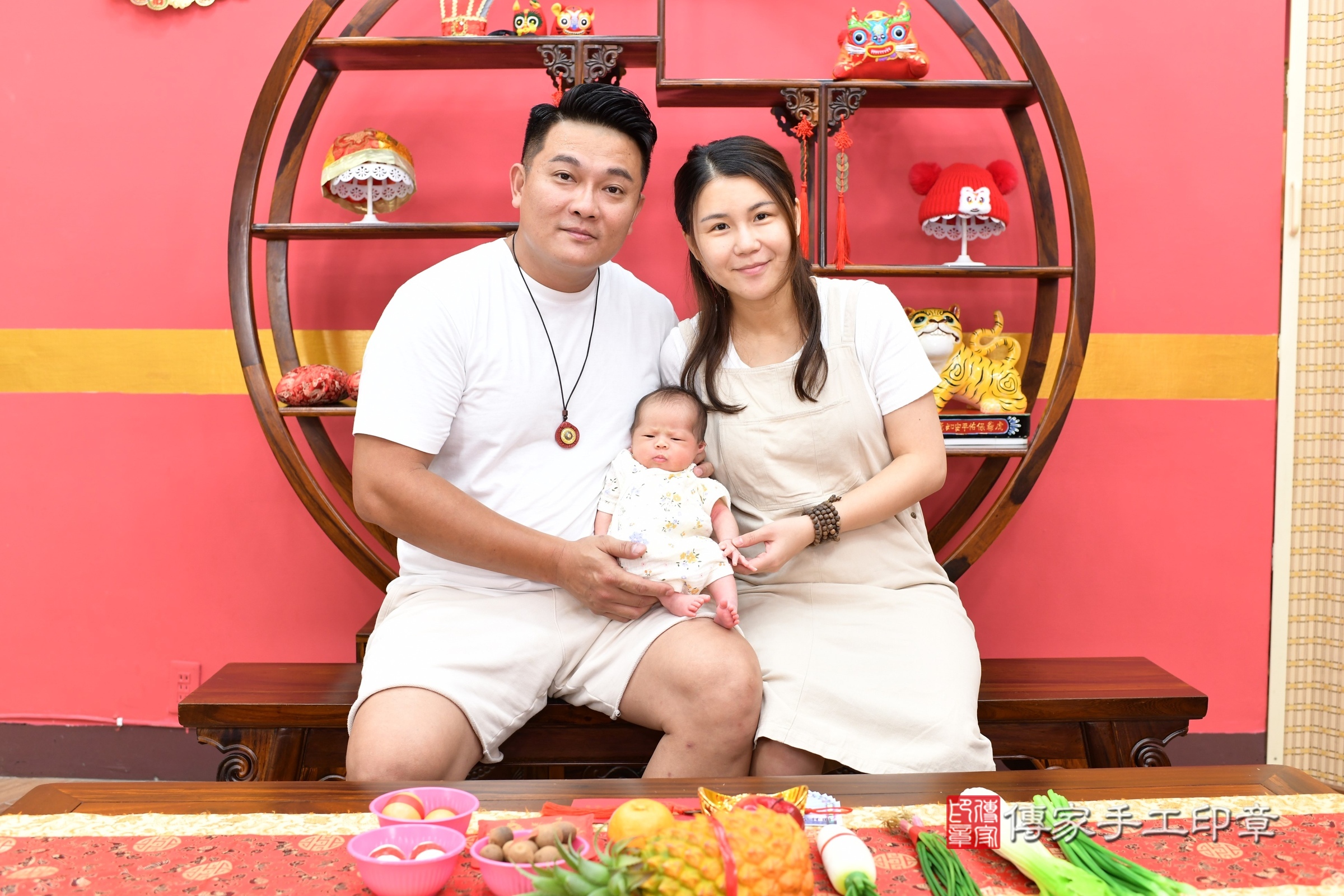 彤彤寶寶(新北市永和區嬰兒寶寶滿月剃頭理髮、嬰兒剃胎毛儀式吉祥話)。中國風會場，爸媽寶貝穿「日中韓」古裝禮服。專業拍照、證書。★購買「臍帶章、肚臍章、胎毛筆刷印章」贈送：剃頭、收涎、抓周，三選一。2025.9.14，照片1