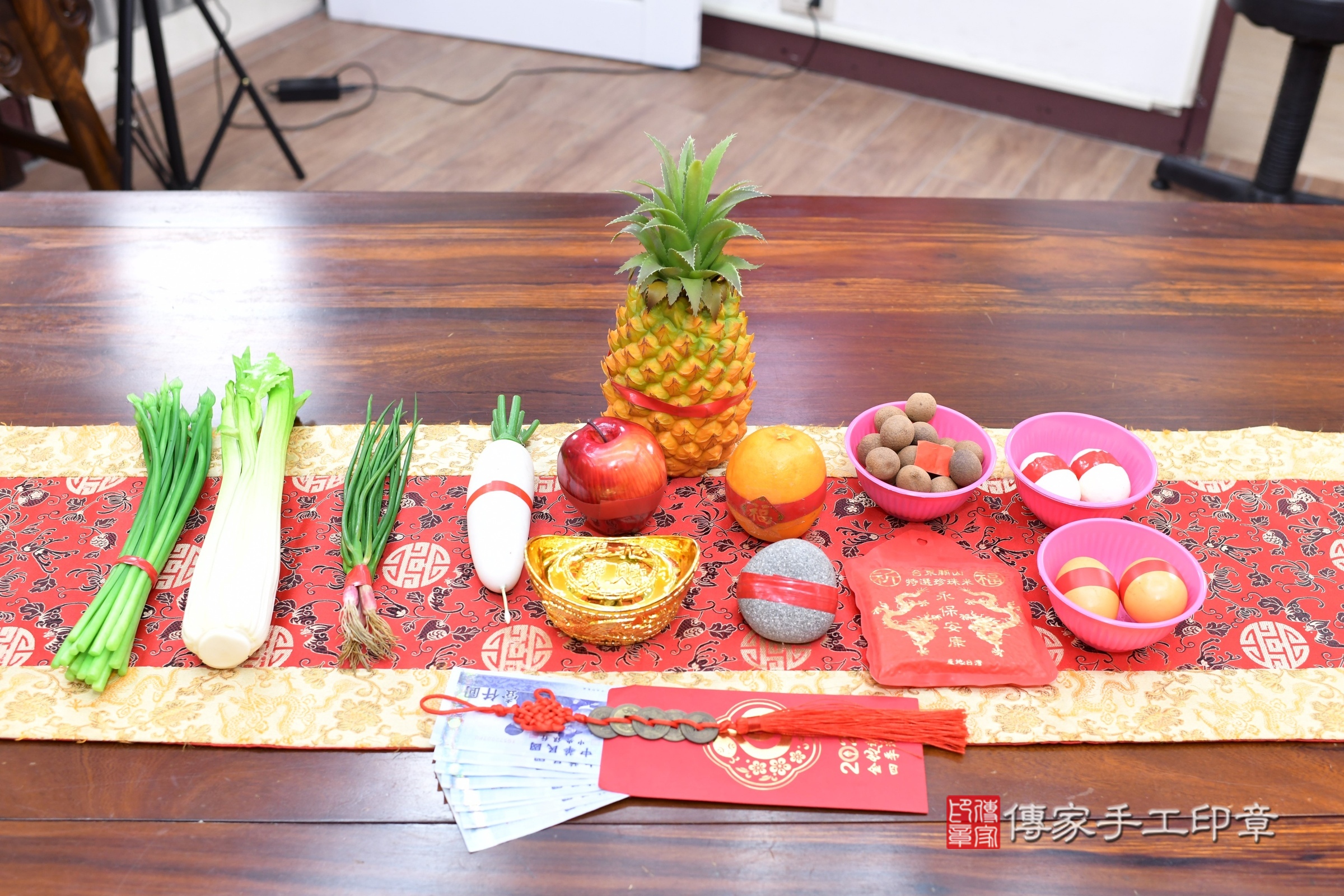 彤彤寶寶(新北市永和區嬰兒寶寶滿月剃頭理髮、嬰兒剃胎毛儀式吉祥話)。中國風會場，爸媽寶貝穿「日中韓」古裝禮服。專業拍照、證書。★購買「臍帶章、肚臍章、胎毛筆刷印章」贈送：剃頭、收涎、抓周，三選一。2025.9.14，照片2