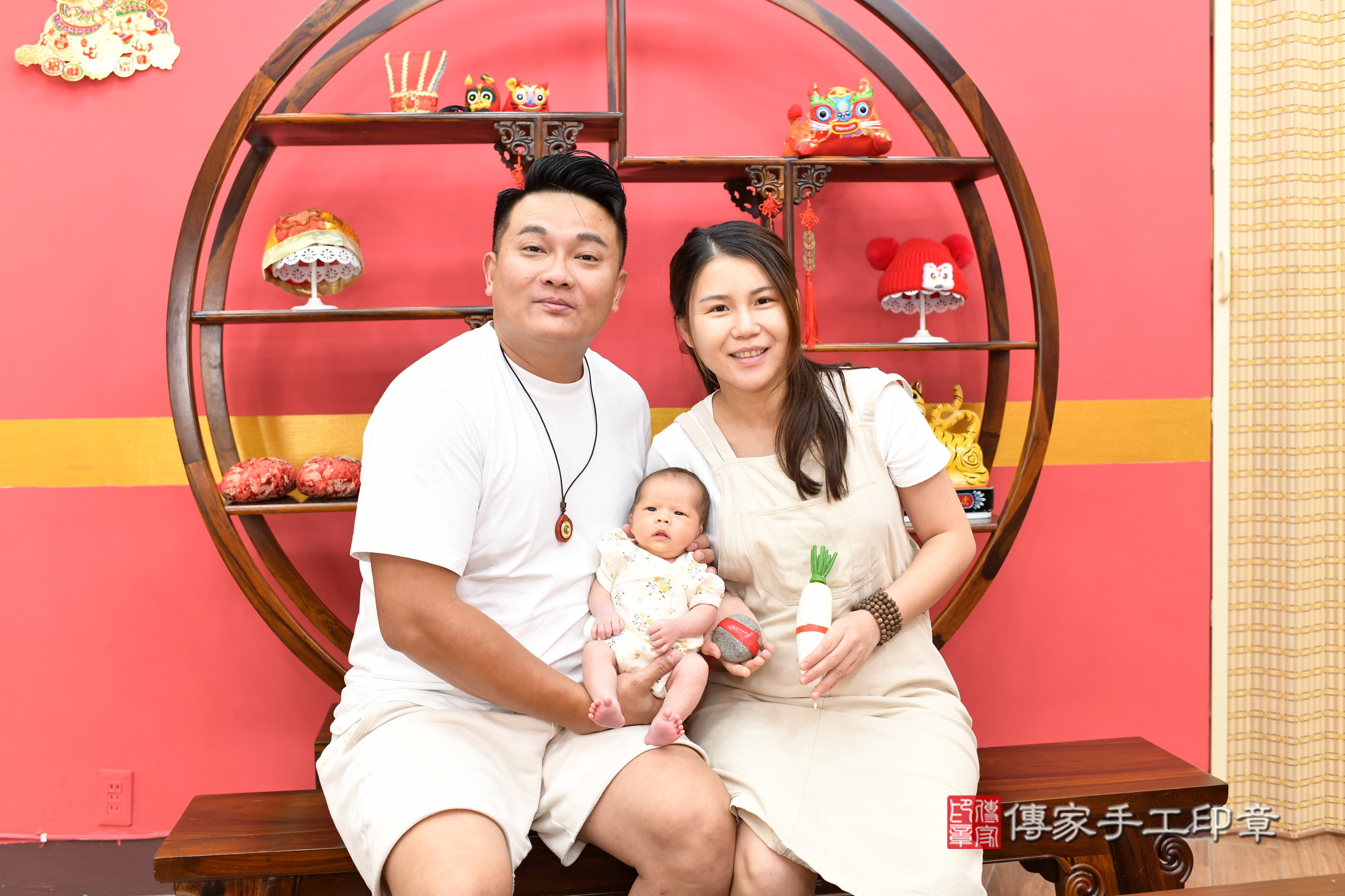 彤彤寶寶(新北市永和區嬰兒寶寶滿月剃頭理髮、嬰兒剃胎毛儀式吉祥話)。中國風會場，爸媽寶貝穿「日中韓」古裝禮服。專業拍照、證書。★購買「臍帶章、肚臍章、胎毛筆刷印章」贈送：剃頭、收涎、抓周，三選一。2025.9.14，照片7