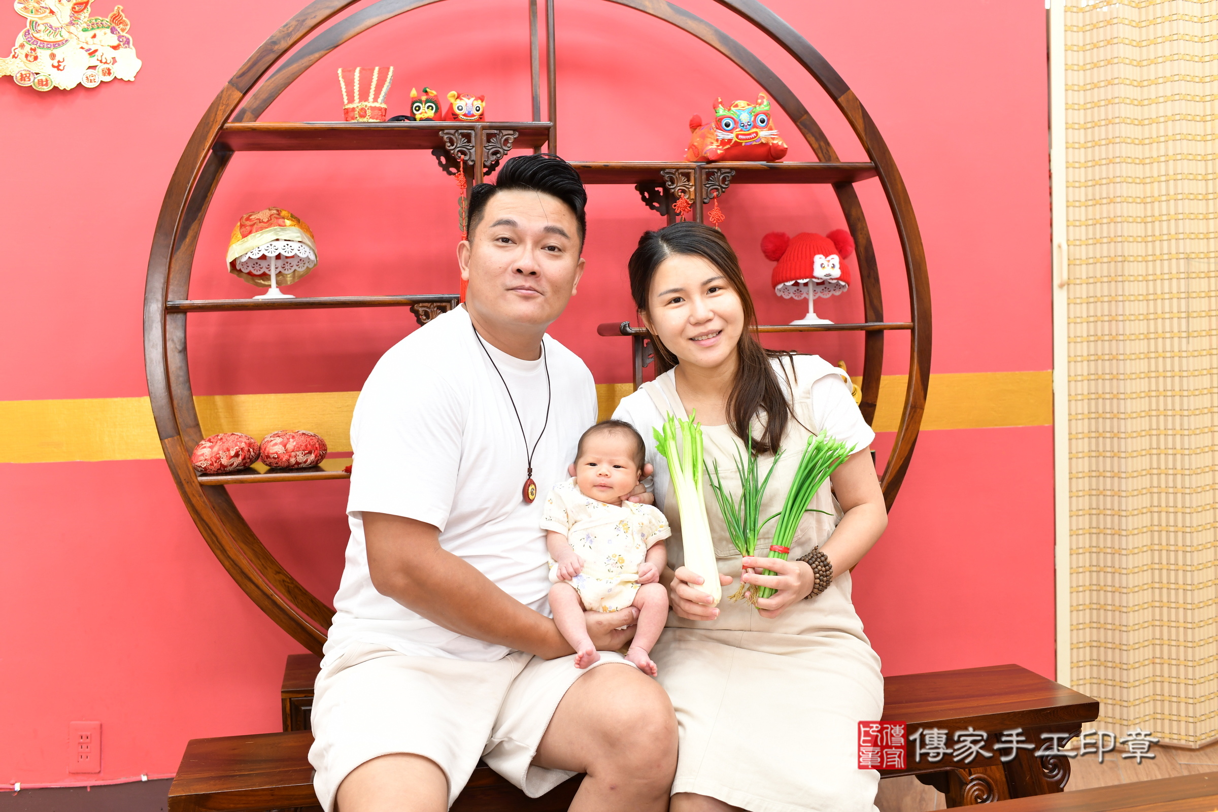 彤彤寶寶(新北市永和區嬰兒寶寶滿月剃頭理髮、嬰兒剃胎毛儀式吉祥話)。中國風會場，爸媽寶貝穿「日中韓」古裝禮服。專業拍照、證書。★購買「臍帶章、肚臍章、胎毛筆刷印章」贈送：剃頭、收涎、抓周，三選一。2025.9.14，照片8
