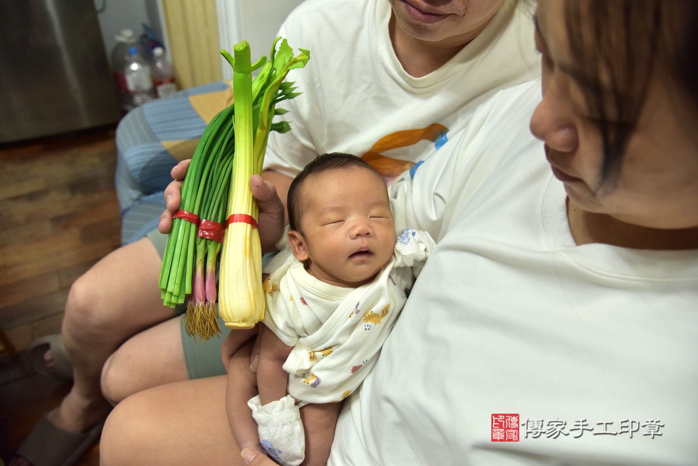 墨墨寶寶(新北市樹林區到府嬰兒墨墨寶寶滿月剃頭理髮、到府嬰兒剃胎毛儀式吉祥話)。到府剃頭剃胎毛主持、專業拍照、證書。★購買「臍帶章、肚臍章、胎毛筆刷印章」贈送：剃頭、收涎、抓周，三選一。2025.9.7，照片11