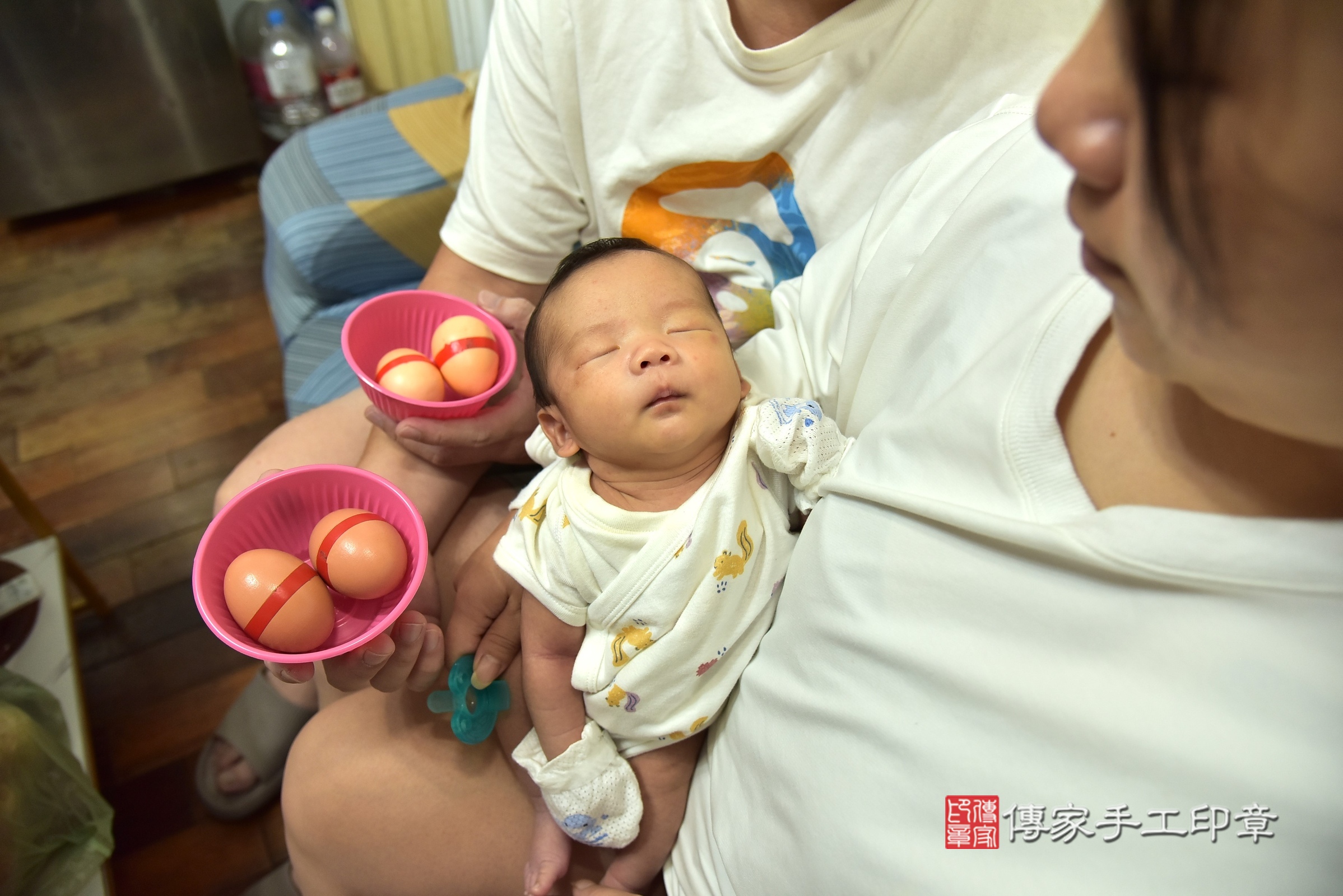 墨墨寶寶(新北市樹林區到府嬰兒墨墨寶寶滿月剃頭理髮、到府嬰兒剃胎毛儀式吉祥話)。到府剃頭剃胎毛主持、專業拍照、證書。★購買「臍帶章、肚臍章、胎毛筆刷印章」贈送：剃頭、收涎、抓周，三選一。2025.9.7，照片5