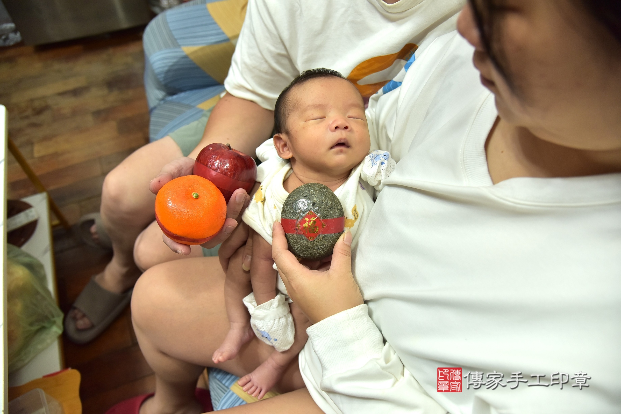 墨墨寶寶(新北市樹林區到府嬰兒墨墨寶寶滿月剃頭理髮、到府嬰兒剃胎毛儀式吉祥話)。到府剃頭剃胎毛主持、專業拍照、證書。★購買「臍帶章、肚臍章、胎毛筆刷印章」贈送：剃頭、收涎、抓周，三選一。2025.9.7，照片9
