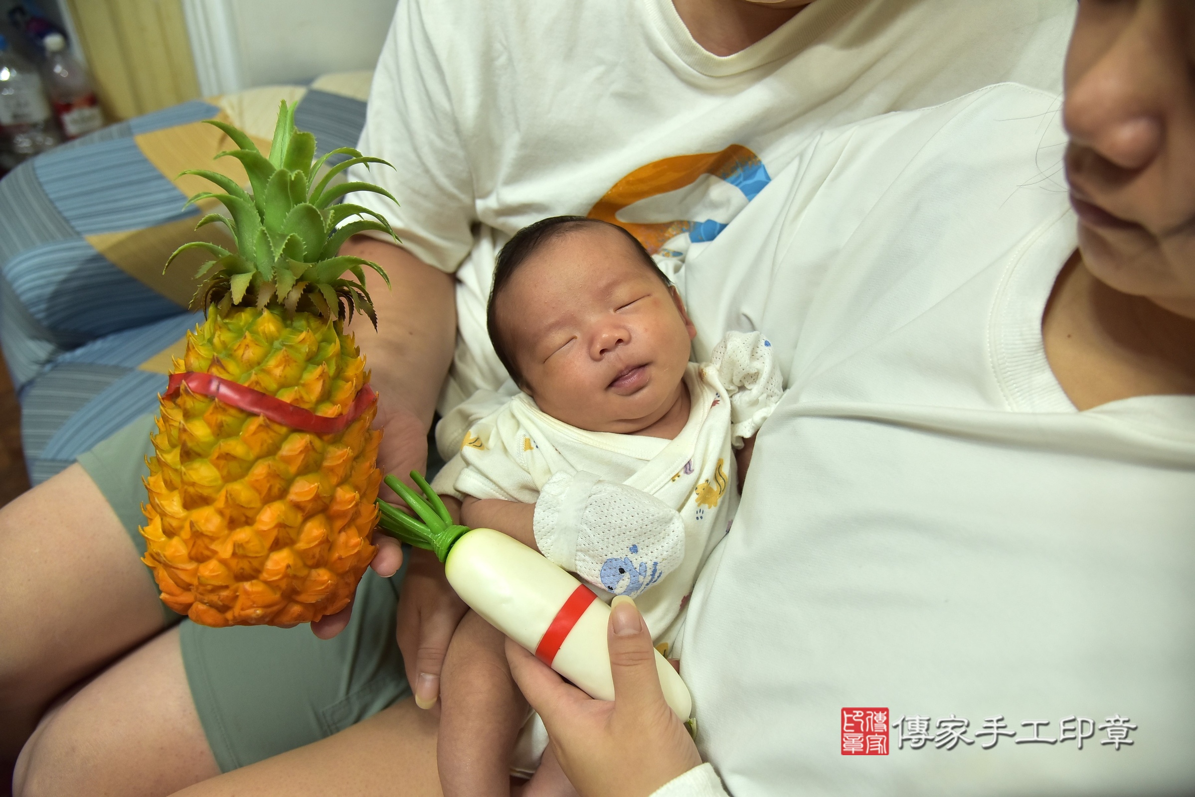 墨墨寶寶(新北市樹林區到府嬰兒墨墨寶寶滿月剃頭理髮、到府嬰兒剃胎毛儀式吉祥話)。到府剃頭剃胎毛主持、專業拍照、證書。★購買「臍帶章、肚臍章、胎毛筆刷印章」贈送：剃頭、收涎、抓周，三選一。2025.9.7，照片13