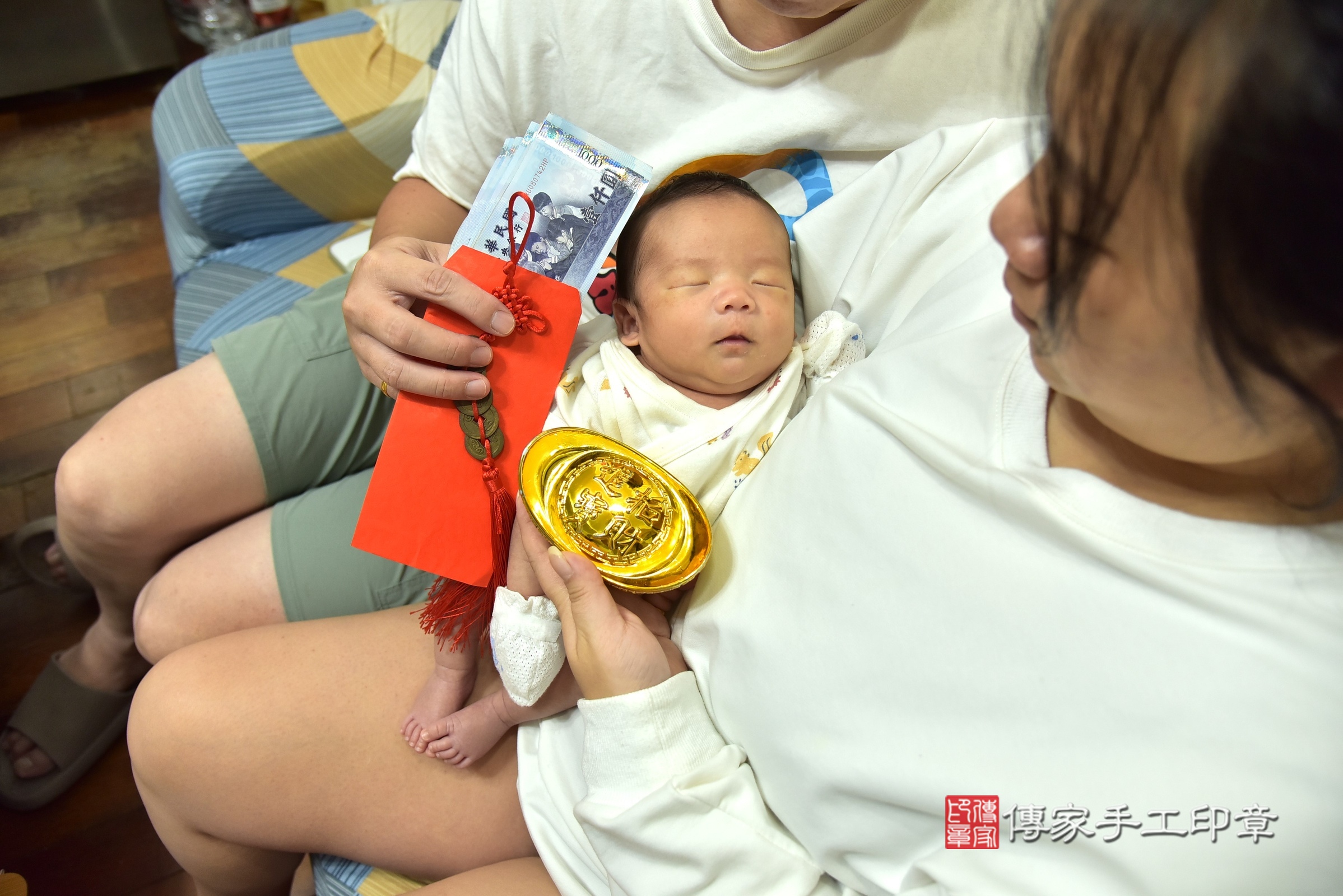 墨墨寶寶(新北市樹林區到府嬰兒墨墨寶寶滿月剃頭理髮、到府嬰兒剃胎毛儀式吉祥話)。到府剃頭剃胎毛主持、專業拍照、證書。★購買「臍帶章、肚臍章、胎毛筆刷印章」贈送：剃頭、收涎、抓周，三選一。2025.9.7，照片14