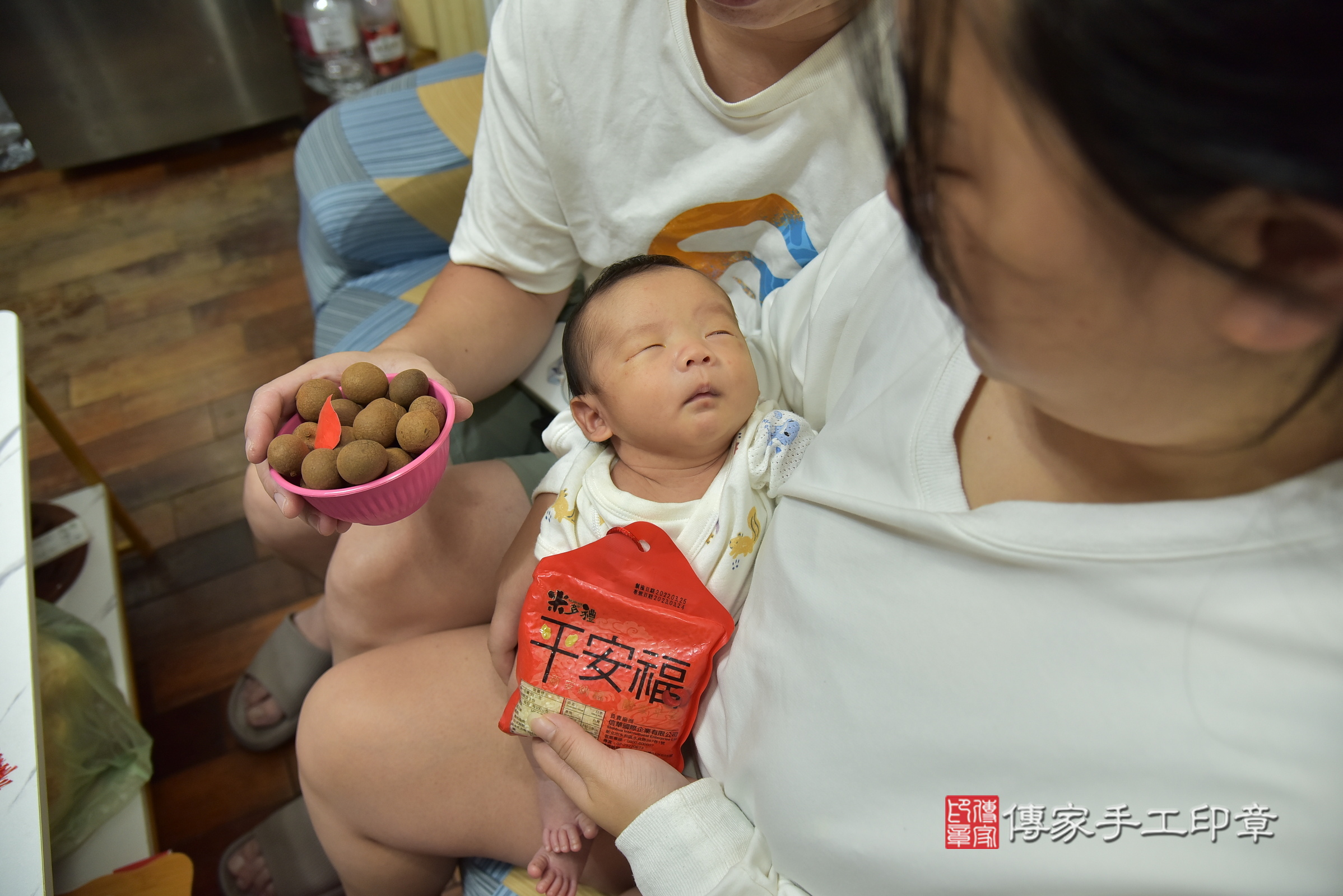 墨墨寶寶(新北市樹林區到府嬰兒墨墨寶寶滿月剃頭理髮、到府嬰兒剃胎毛儀式吉祥話)。到府剃頭剃胎毛主持、專業拍照、證書。★購買「臍帶章、肚臍章、胎毛筆刷印章」贈送：剃頭、收涎、抓周，三選一。2025.9.7，照片7