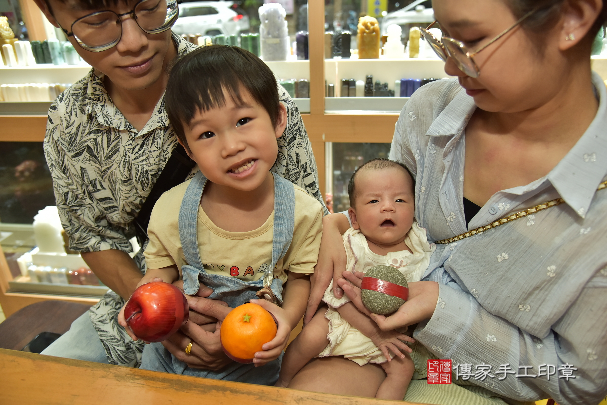 寧寧寶寶(新北市永和區嬰兒寶寶滿月剃頭理髮、嬰兒剃胎毛儀式吉祥話)。中國風會場，爸媽寶貝穿「日中韓」古裝禮服。專業拍照、證書。★購買「臍帶章、肚臍章、胎毛筆刷印章」贈送：剃頭、收涎、抓周，三選一。2025.9.ㄉ，照片9