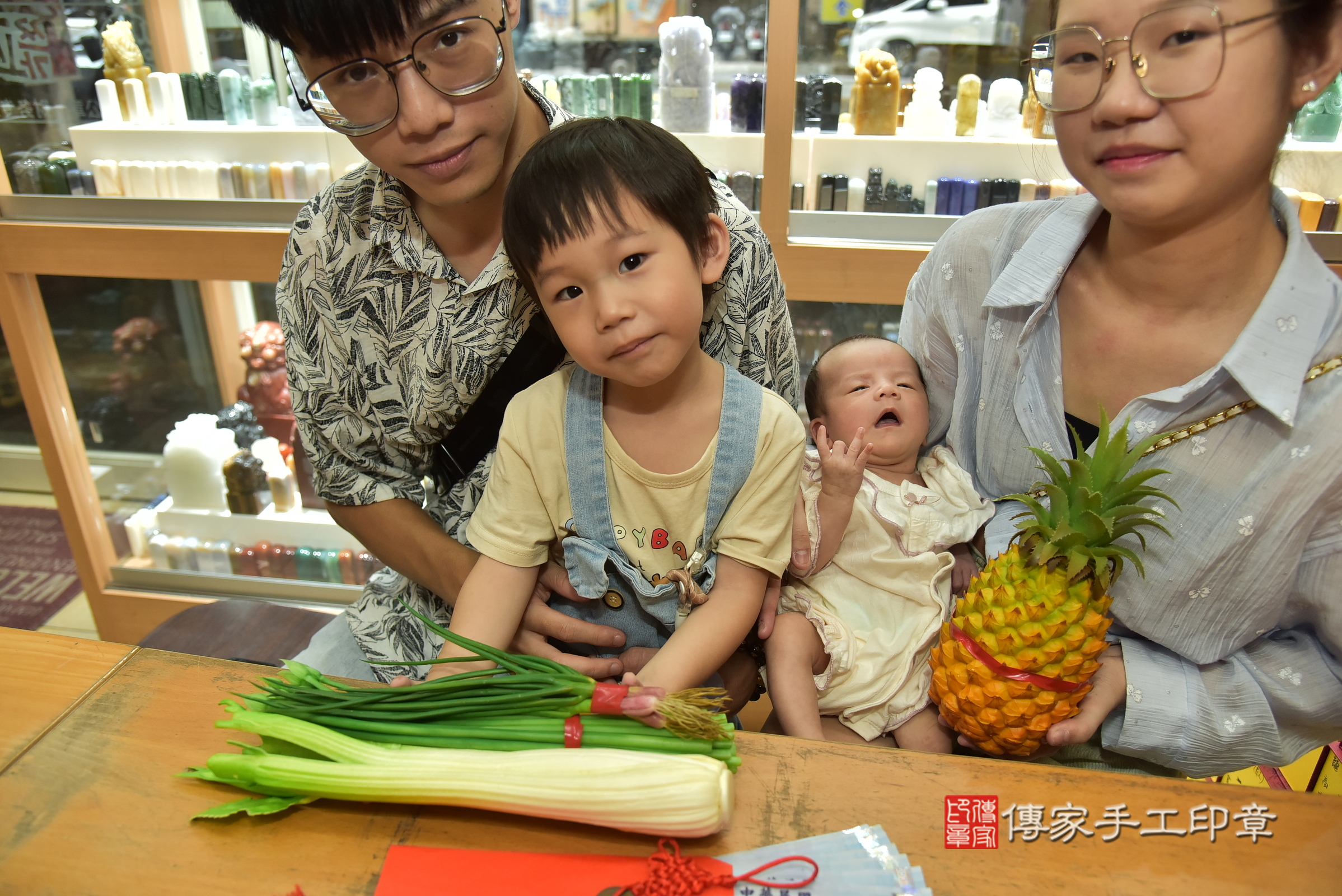 寧寧寶寶(新北市永和區嬰兒寶寶滿月剃頭理髮、嬰兒剃胎毛儀式吉祥話)。中國風會場，爸媽寶貝穿「日中韓」古裝禮服。專業拍照、證書。★購買「臍帶章、肚臍章、胎毛筆刷印章」贈送：剃頭、收涎、抓周，三選一。2025.9.ㄉ，照片11