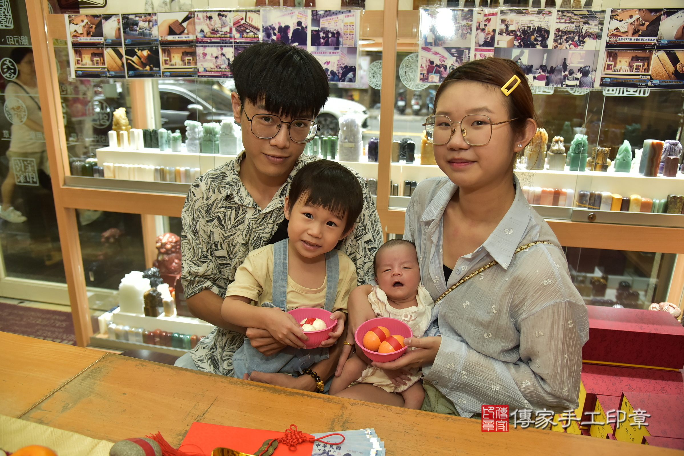 寧寧寶寶(新北市永和區嬰兒寶寶滿月剃頭理髮、嬰兒剃胎毛儀式吉祥話)。中國風會場，爸媽寶貝穿「日中韓」古裝禮服。專業拍照、證書。★購買「臍帶章、肚臍章、胎毛筆刷印章」贈送：剃頭、收涎、抓周，三選一。2025.9.ㄉ，照片4