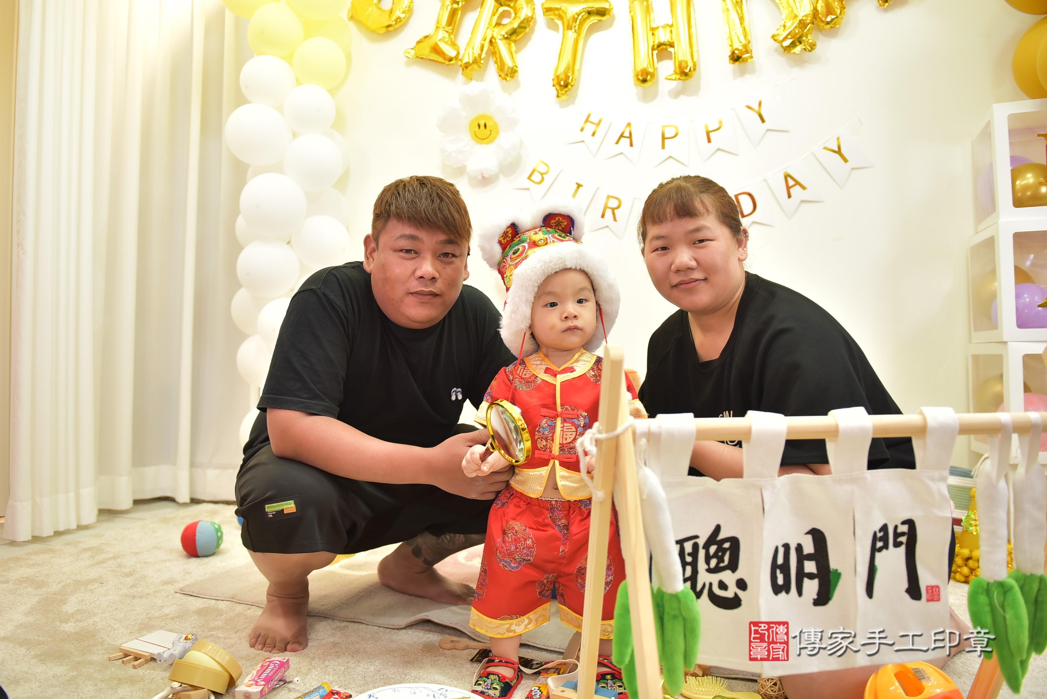 傳家手工印章台南店、抓周、度脺、美式風會場、傳家嬰兒古禮、吉祥話、抓周道具物品24種、拍照。抓周證書。寶寶抓周、滿周歲、生日快樂、祝福