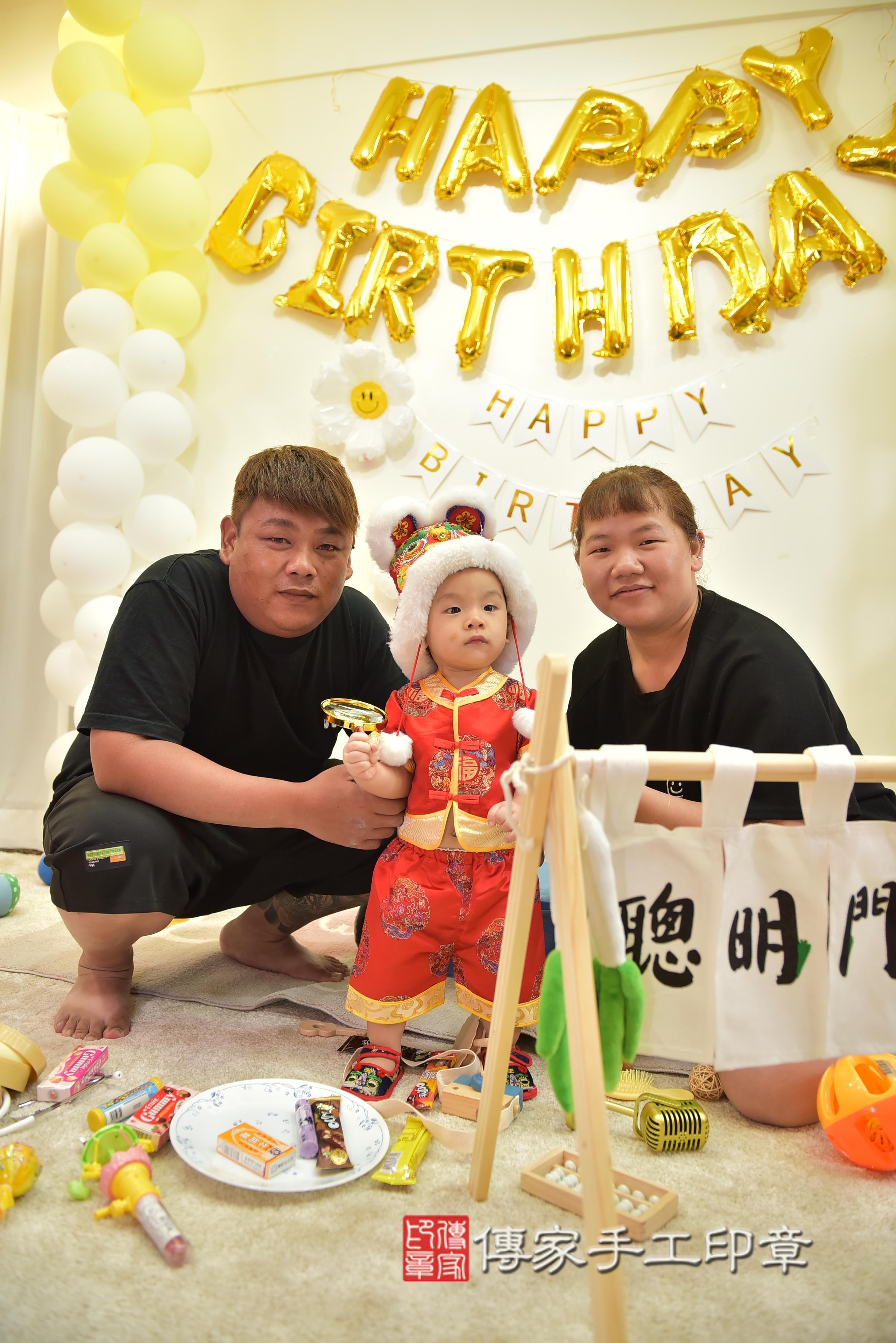 傳家手工印章台南店、抓周、度脺、美式風會場、傳家嬰兒古禮、吉祥話、抓周道具物品24種、拍照。抓周證書。寶寶抓周、滿周歲、生日快樂、祝福