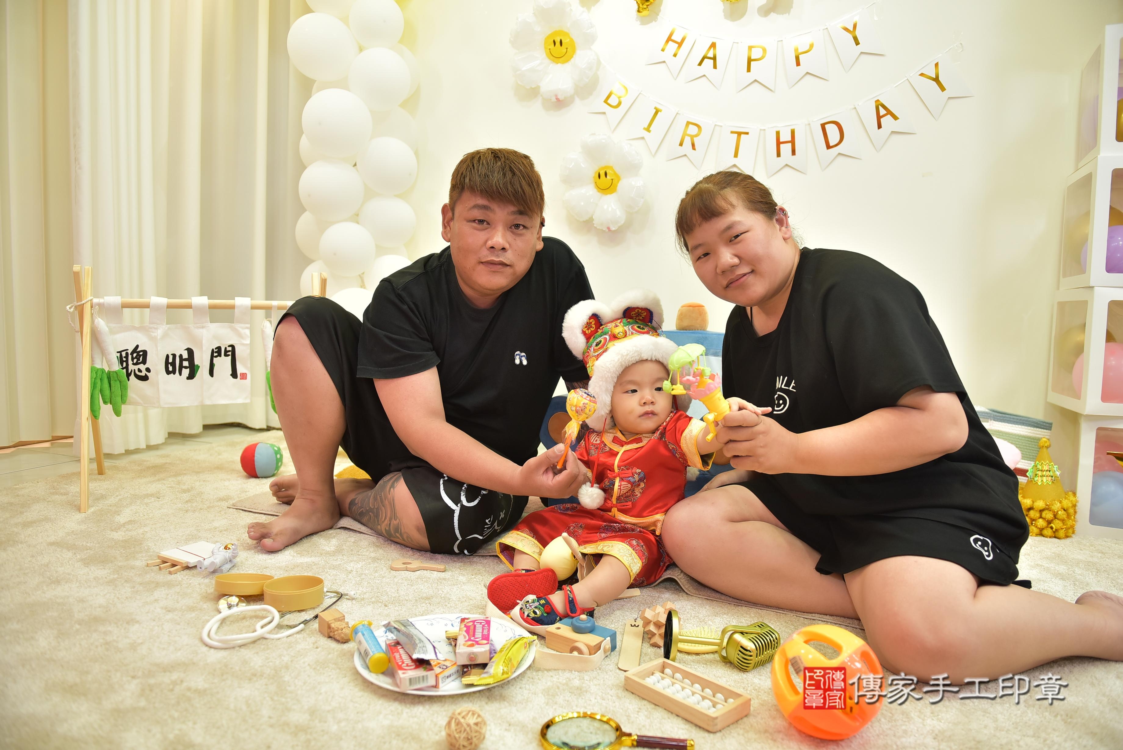 傳家手工印章台南店、抓周、度脺、美式風會場、傳家嬰兒古禮、吉祥話、抓周道具物品24種、拍照。抓周證書。寶寶抓周、滿周歲、生日快樂、祝福